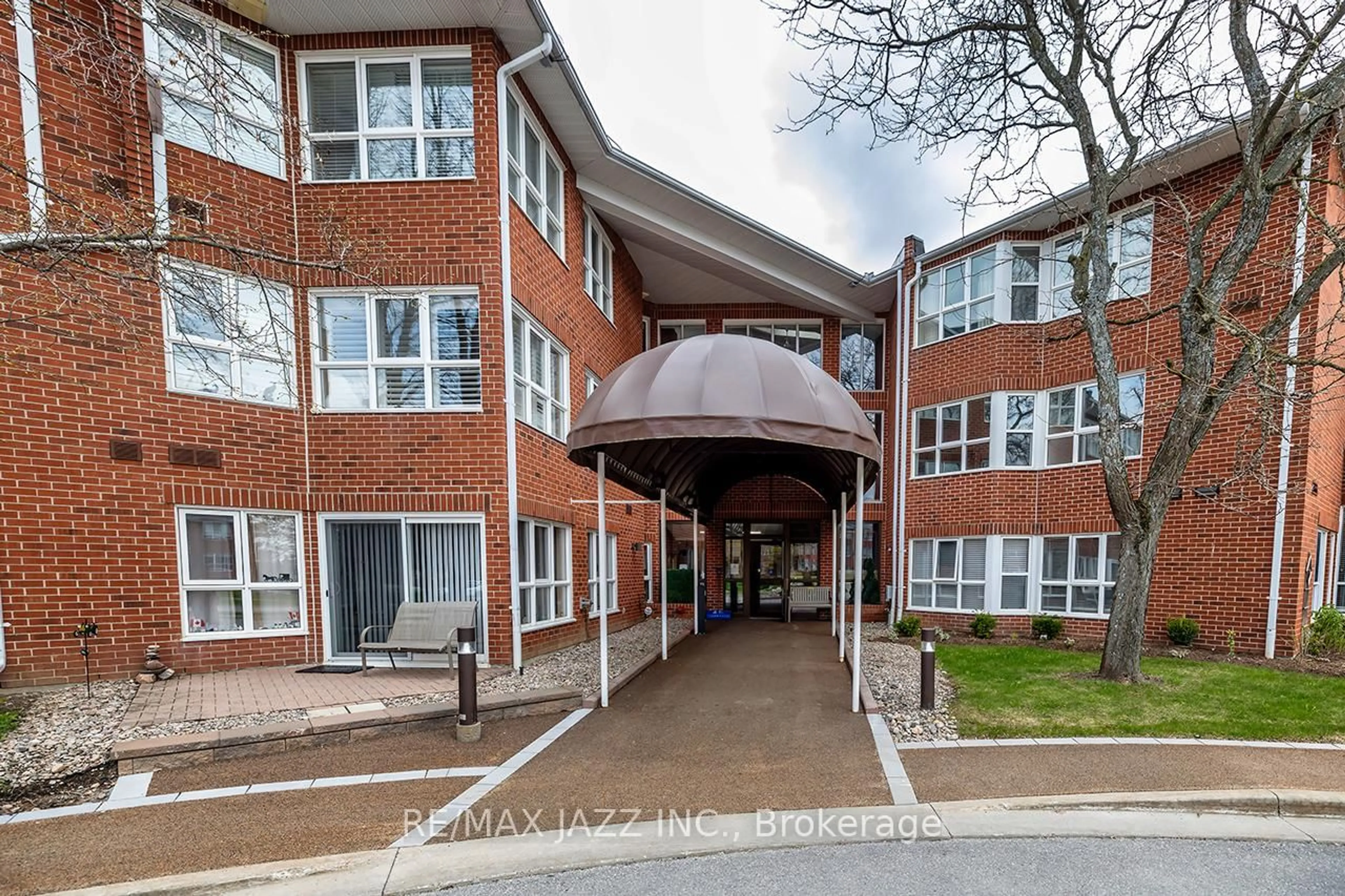A pic from outside/outdoor area/front of a property/back of a property/a pic from drone, building for 4 Heritage Way #106, Kawartha Lakes Ontario K9V 5Z2