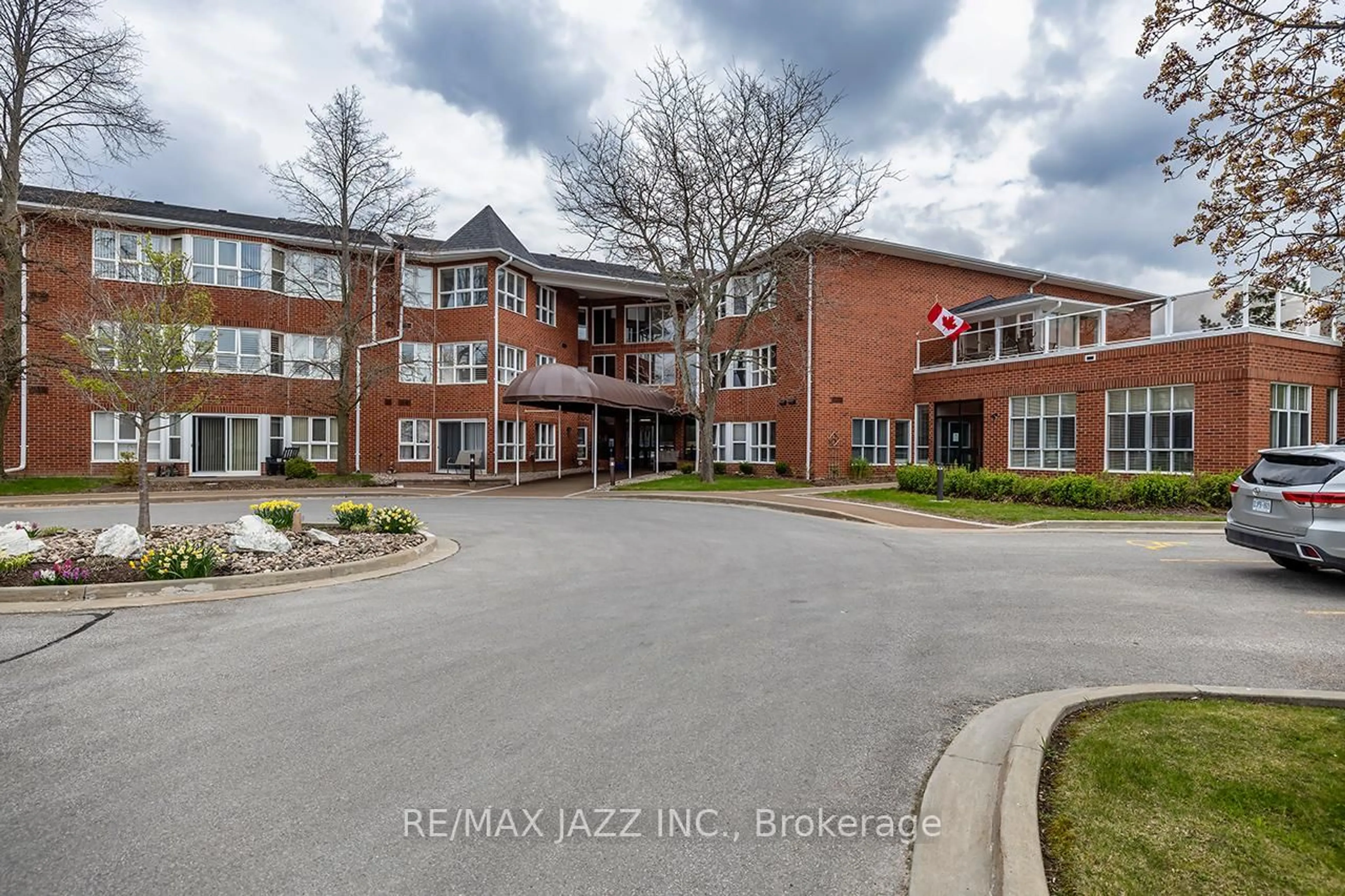 A pic from outside/outdoor area/front of a property/back of a property/a pic from drone, unknown for 4 Heritage Way #106, Kawartha Lakes Ontario K9V 5Z2