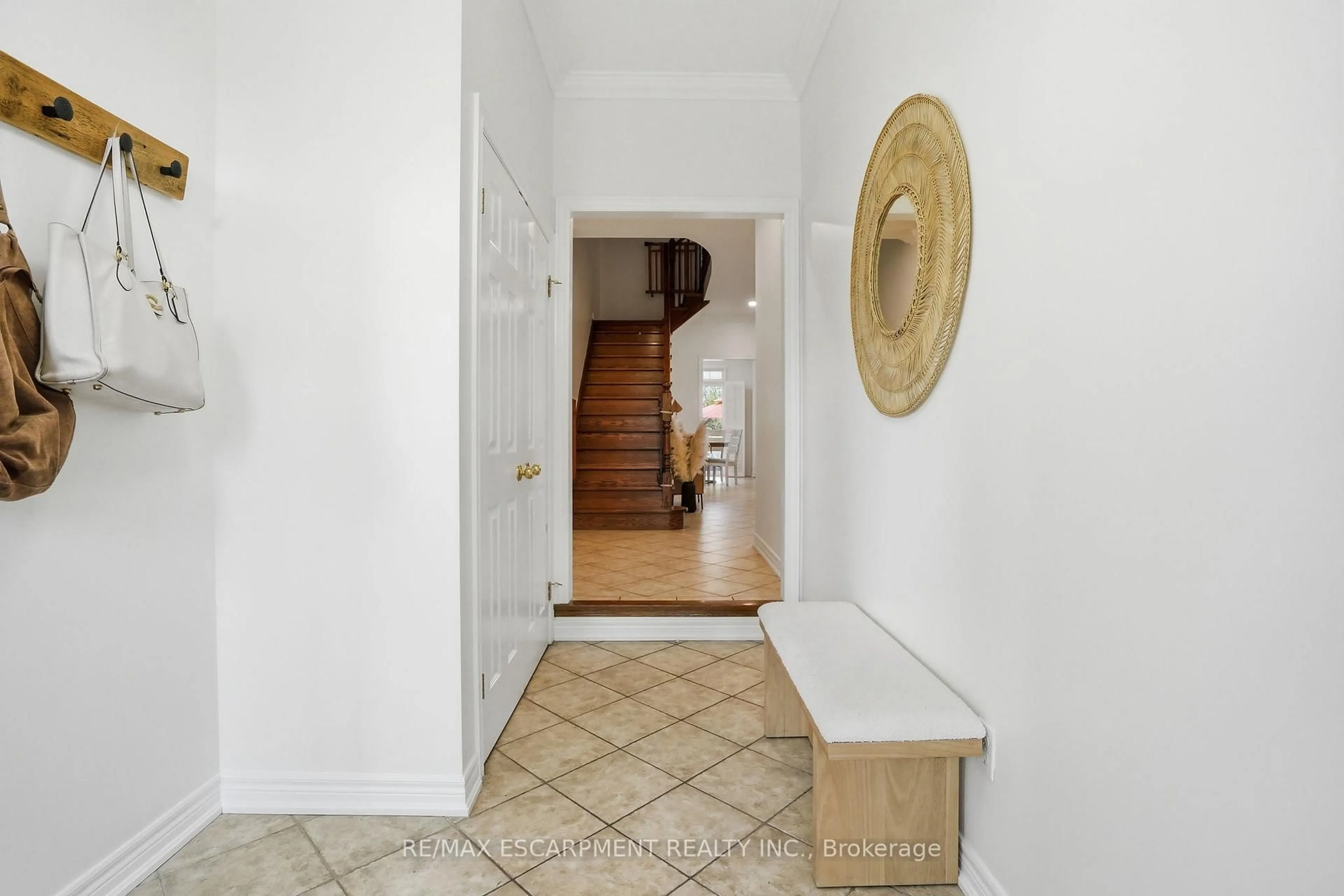 Indoor entryway for 20 Commando Crt, Hamilton Ontario L0R 2H6