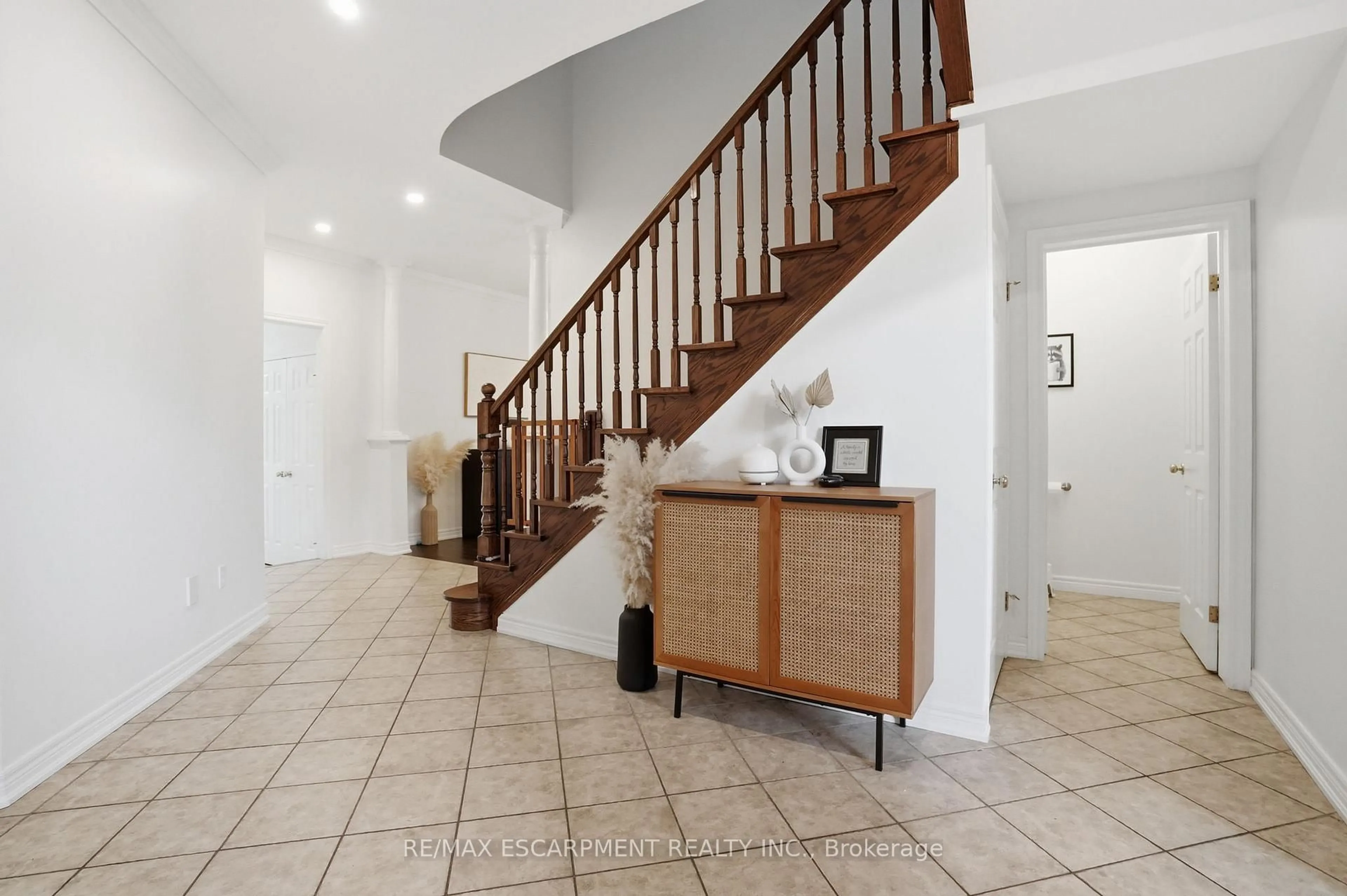 Indoor foyer for 20 Commando Crt, Hamilton Ontario L0R 2H6