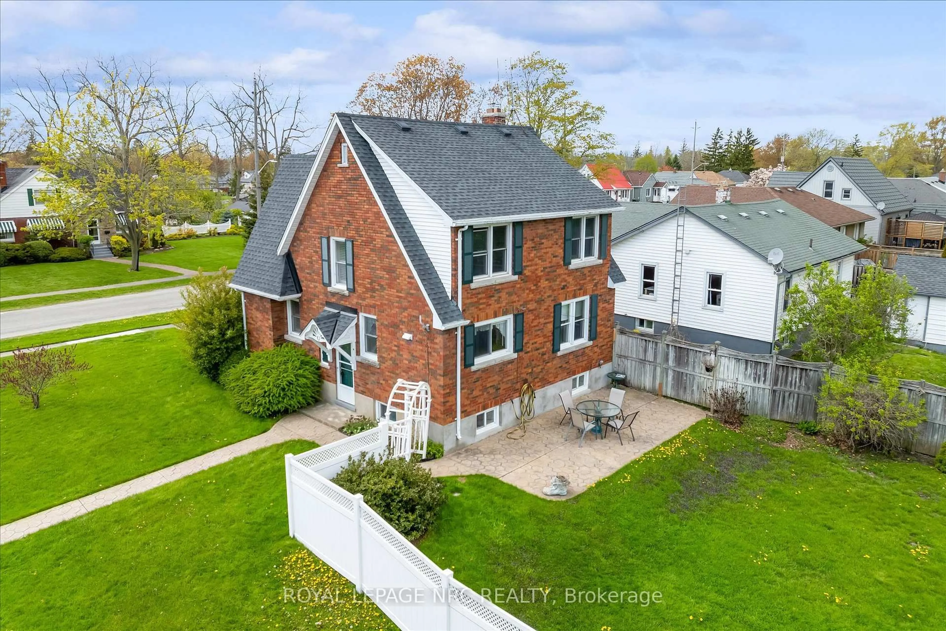 A pic from outside/outdoor area/front of a property/back of a property/a pic from drone, street for 143 Linwood Ave, Port Colborne Ontario L3K 5K1