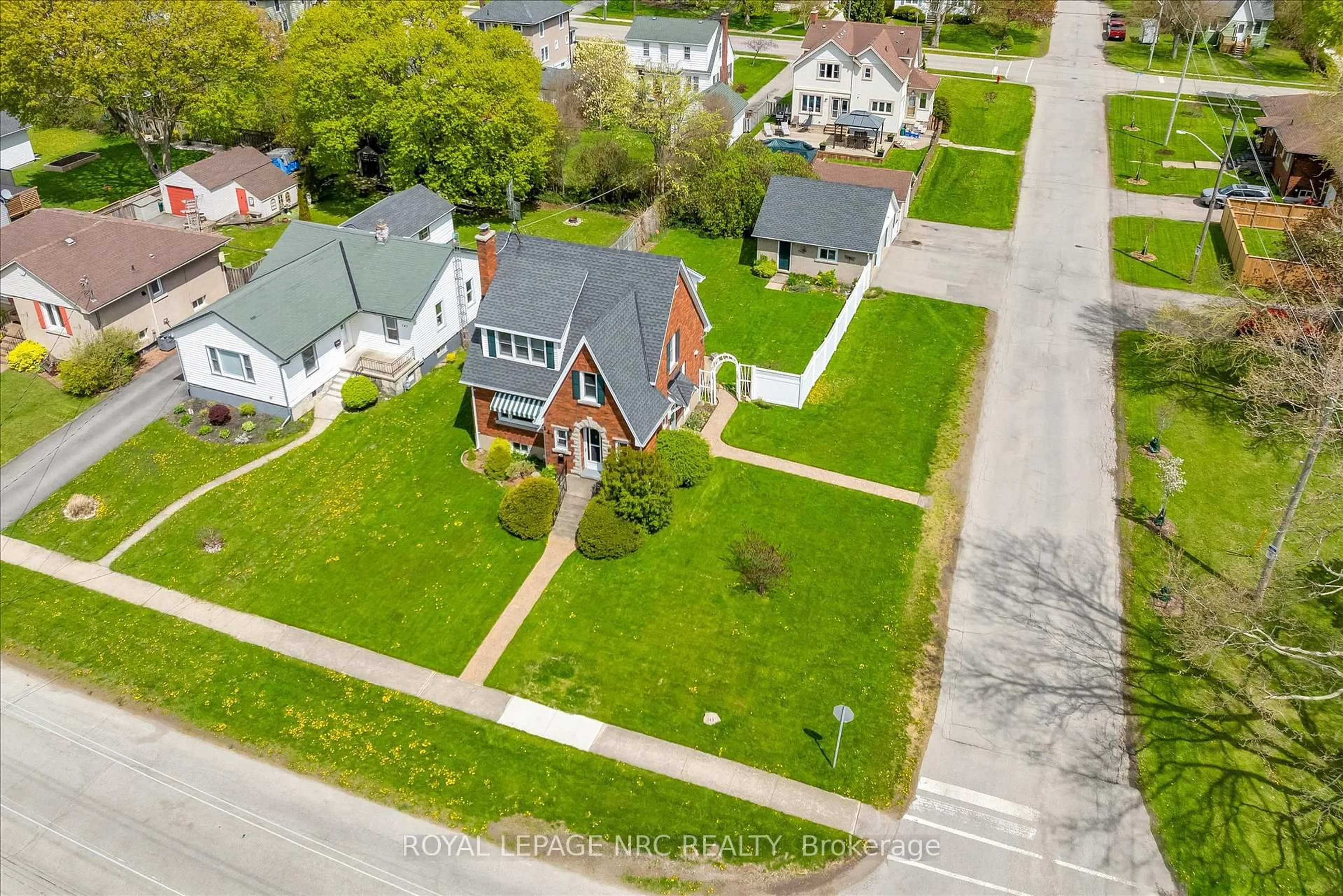 A pic from outside/outdoor area/front of a property/back of a property/a pic from drone, street for 143 Linwood Ave, Port Colborne Ontario L3K 5K1