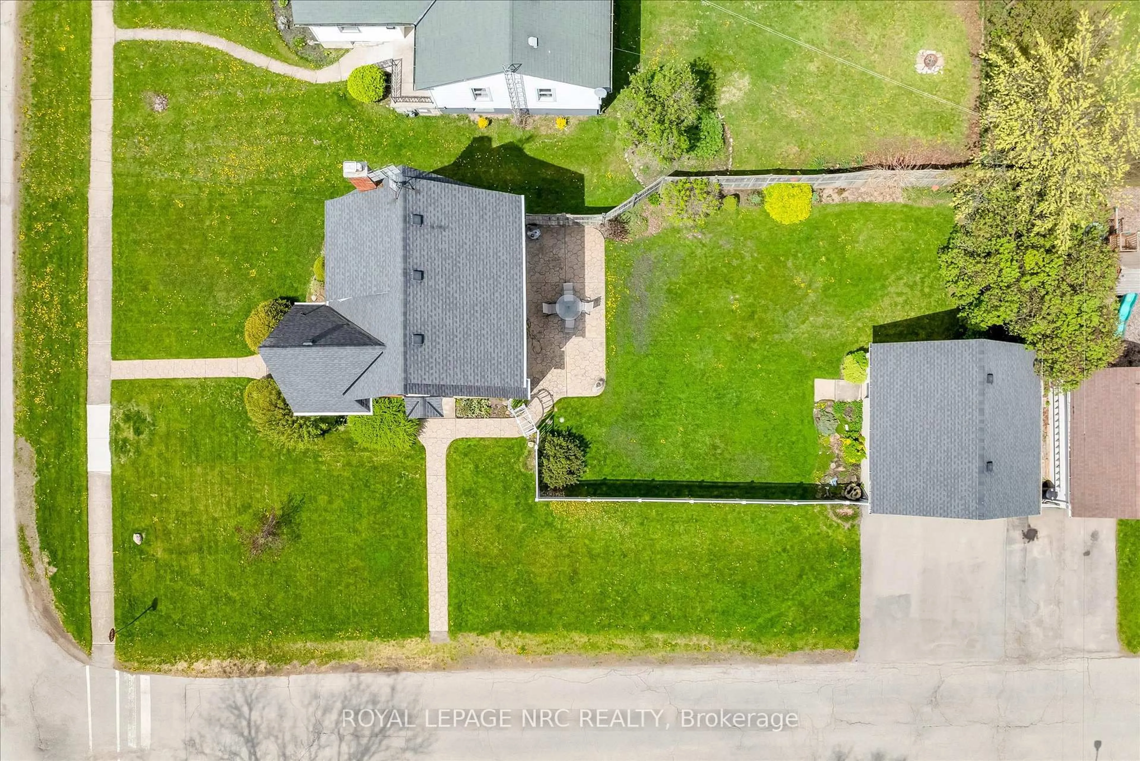 A pic from outside/outdoor area/front of a property/back of a property/a pic from drone, street for 143 Linwood Ave, Port Colborne Ontario L3K 5K1
