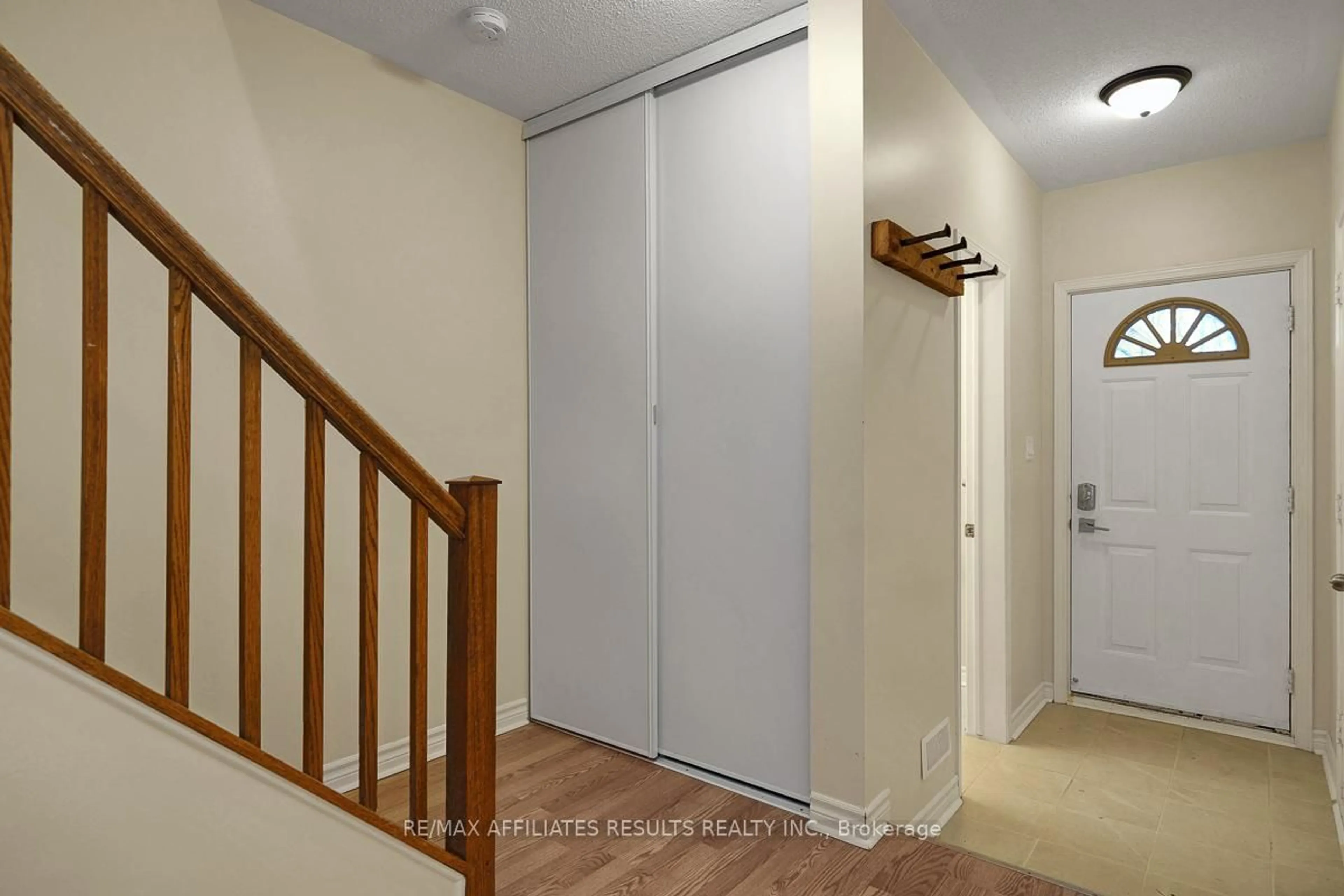 Indoor entryway for 31 Ipswich Terr, Ottawa Ontario K2K 2R5