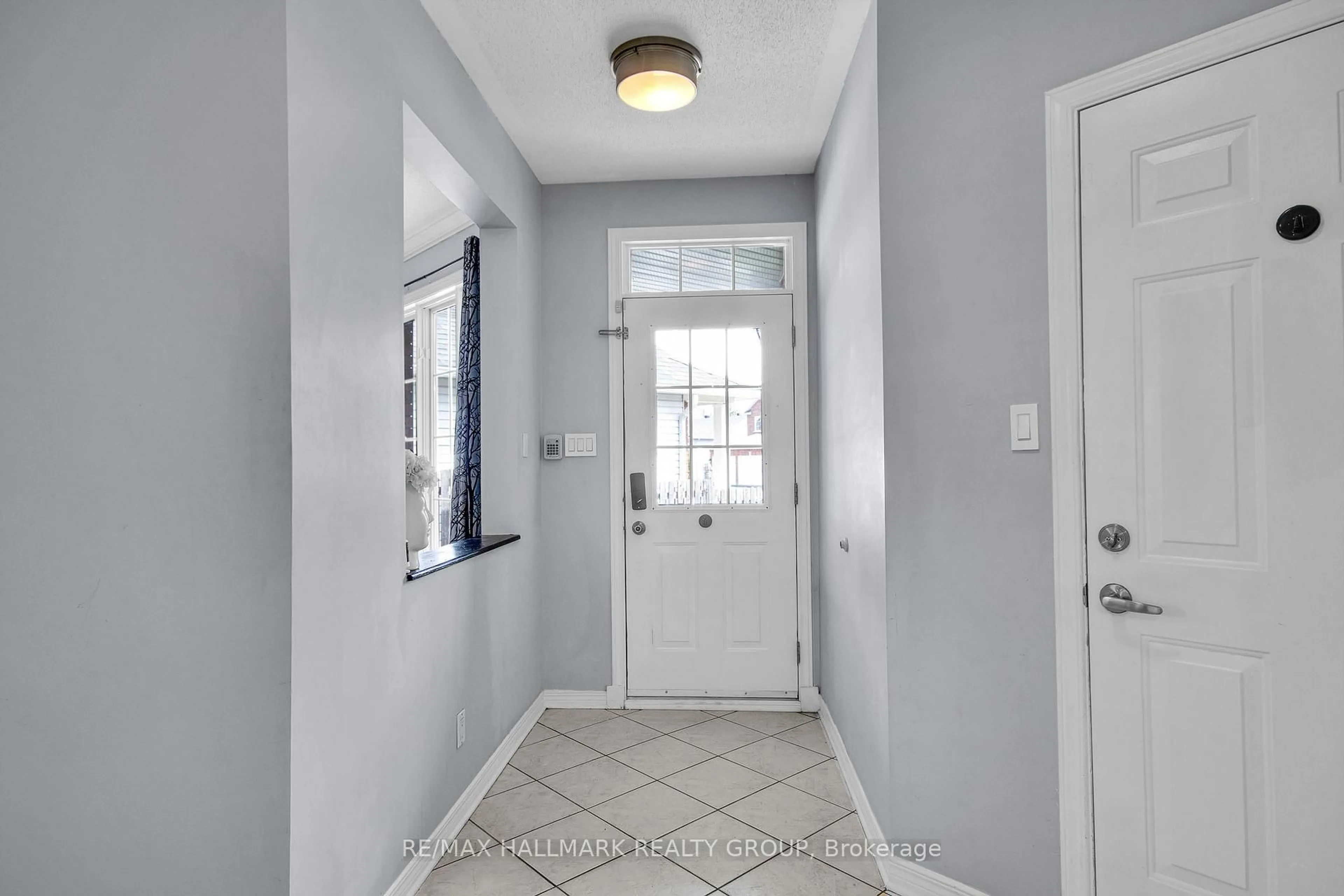 Indoor entryway for 4362 Rainforest Dr, Ottawa Ontario K1V 1L4