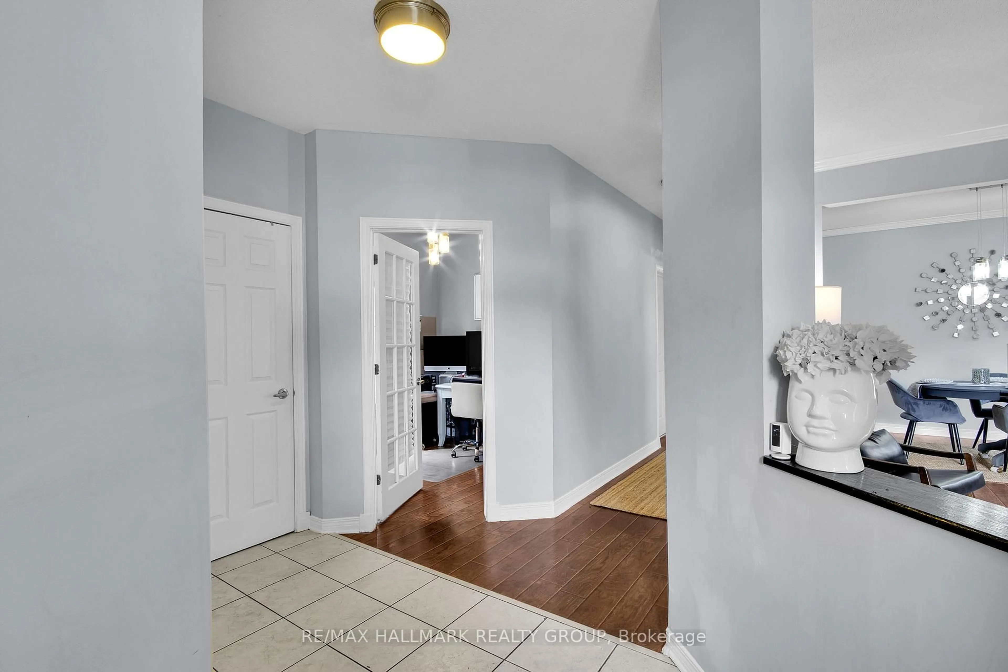Indoor entryway for 4362 Rainforest Dr, Ottawa Ontario K1V 1L4