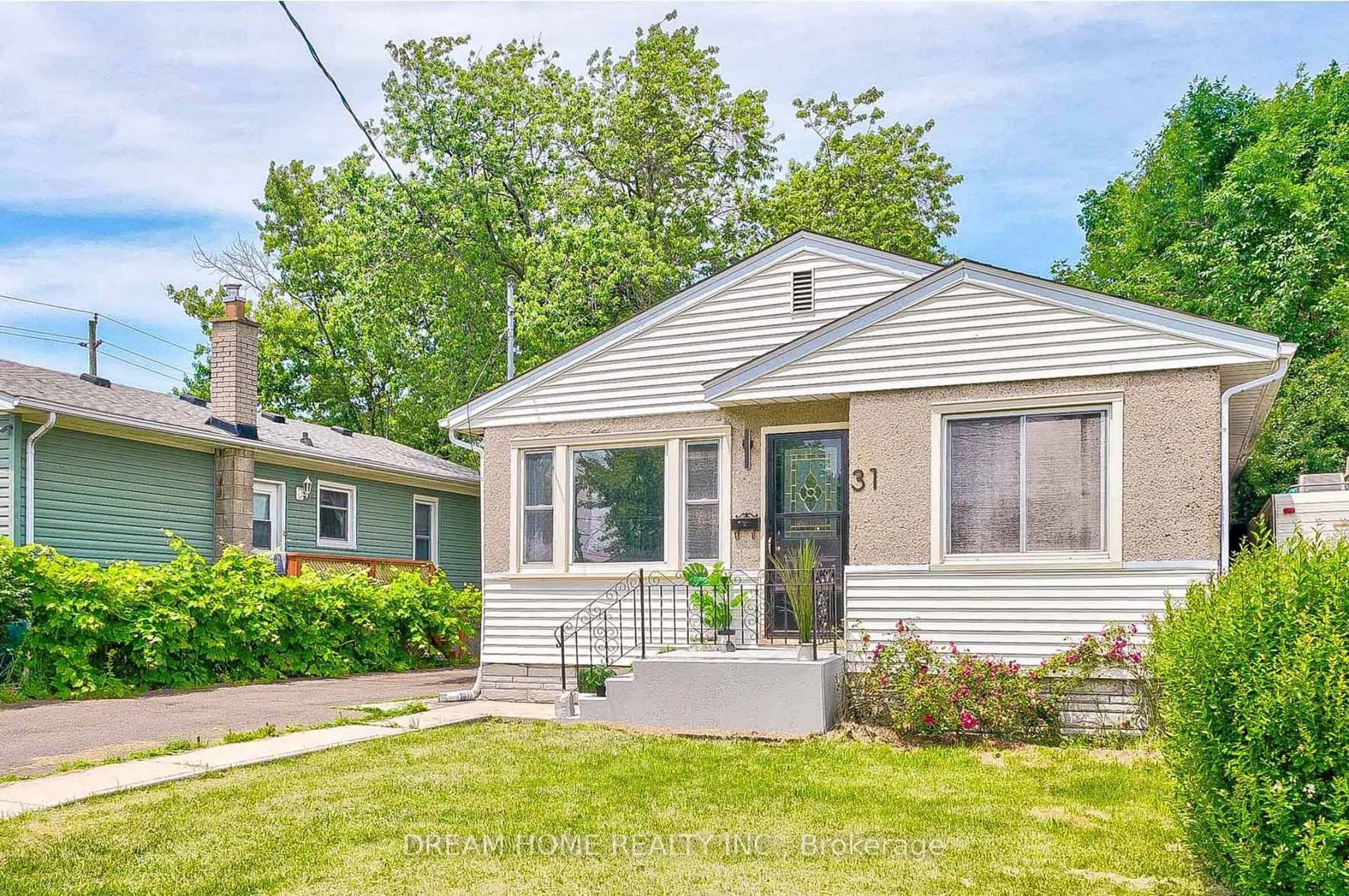 Home with vinyl exterior material, street for 31 Warren Rd, St. Catharines Ontario L2P 1K7