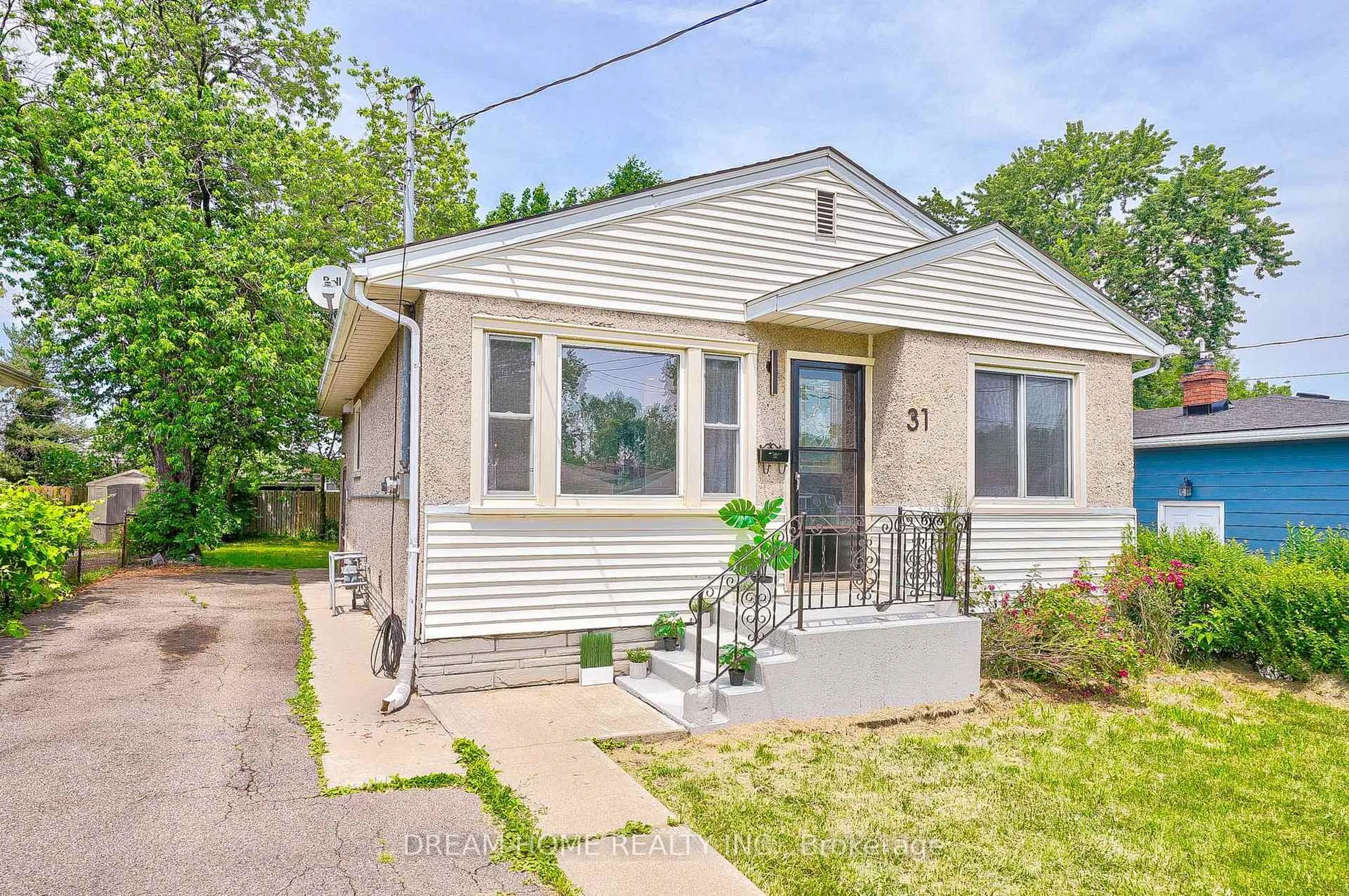Home with vinyl exterior material, street for 31 Warren Rd, St. Catharines Ontario L2P 1K7