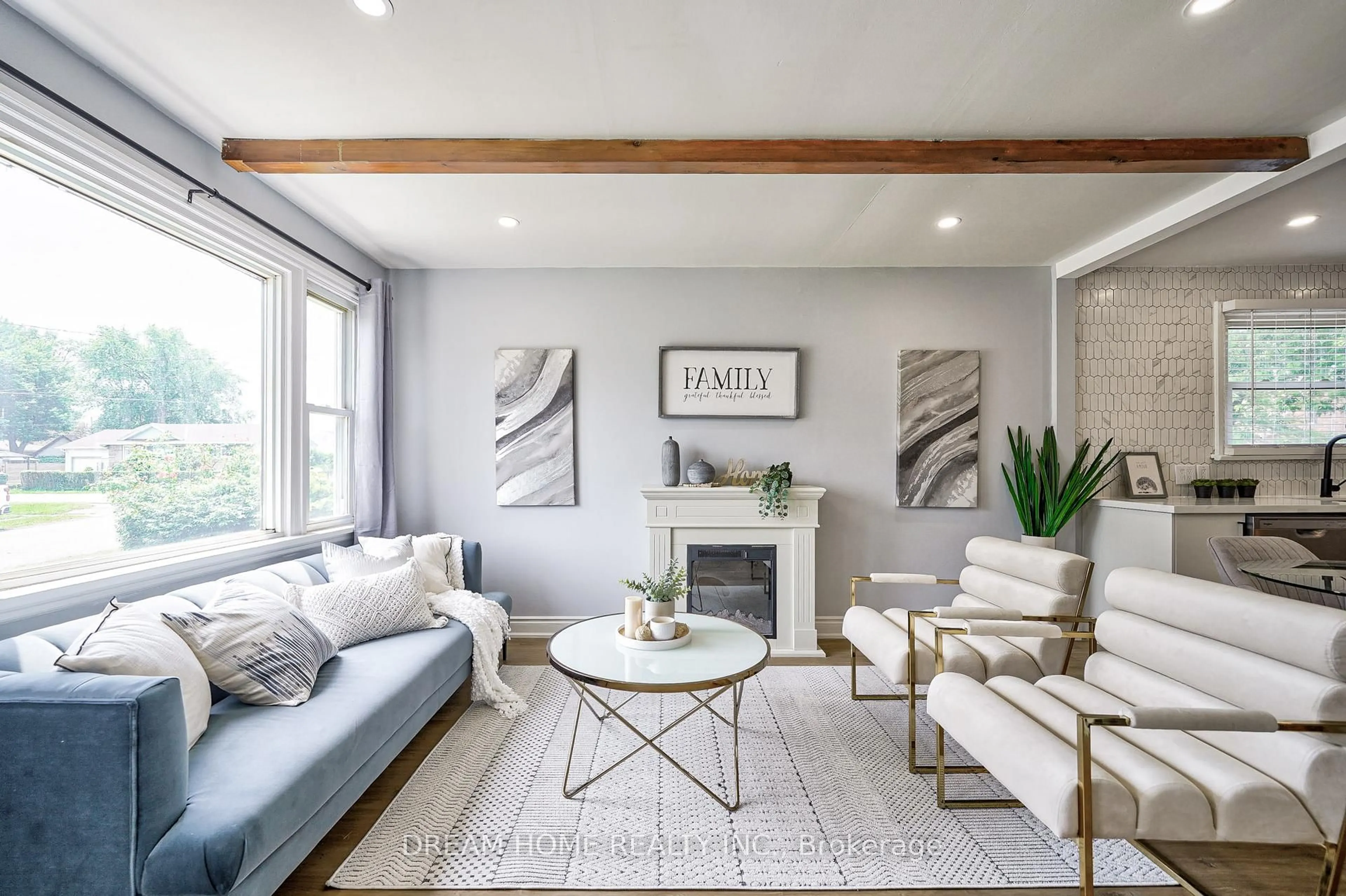 Living room with furniture, unknown for 31 Warren Rd, St. Catharines Ontario L2P 1K7