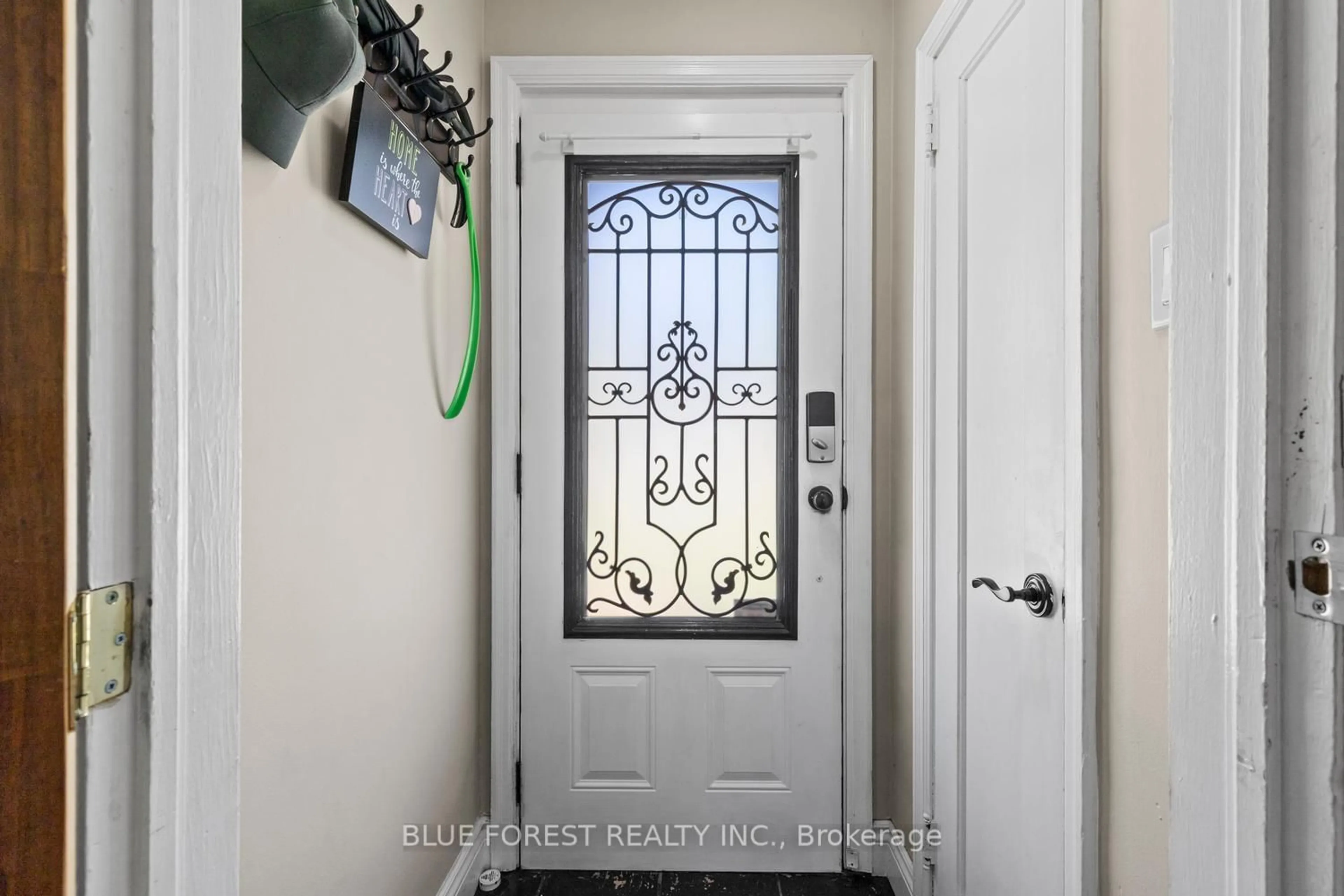 Indoor entryway for 7031 Beattie St, London South Ontario N6P 1A2