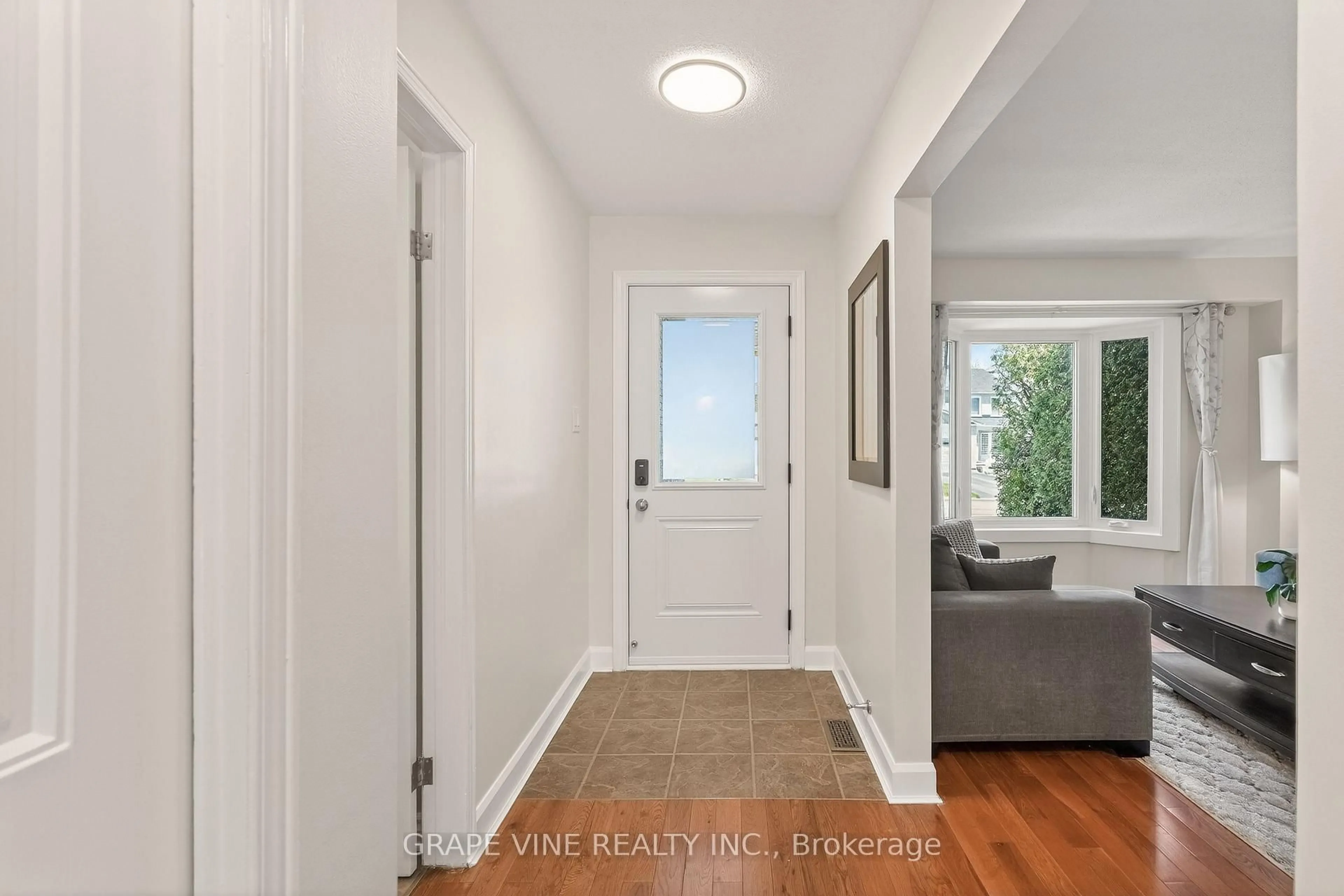 Indoor entryway for 1702 Boisbriand Cres, Ottawa Ontario K1C 4T9