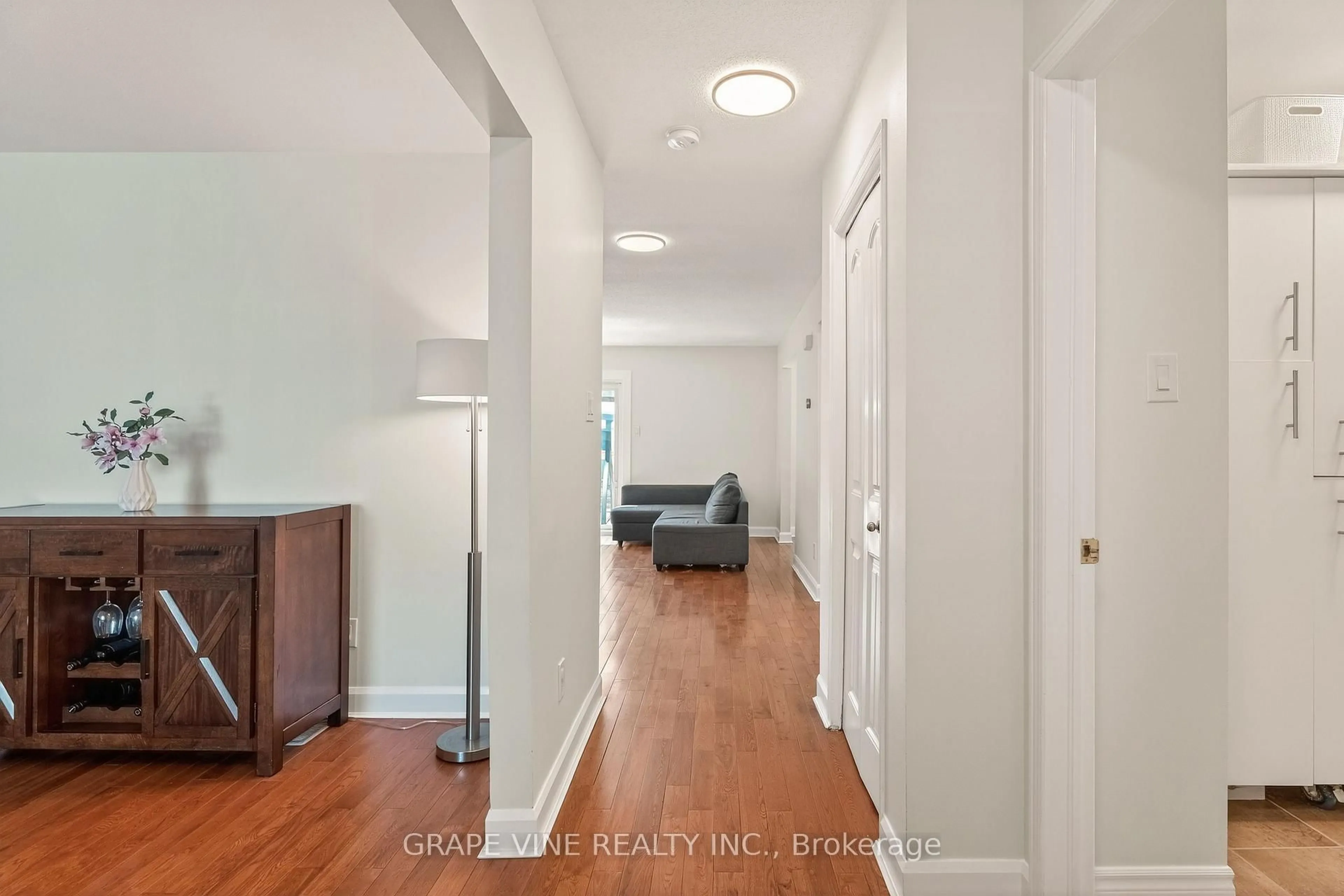 Indoor entryway for 1702 Boisbriand Cres, Ottawa Ontario K1C 4T9