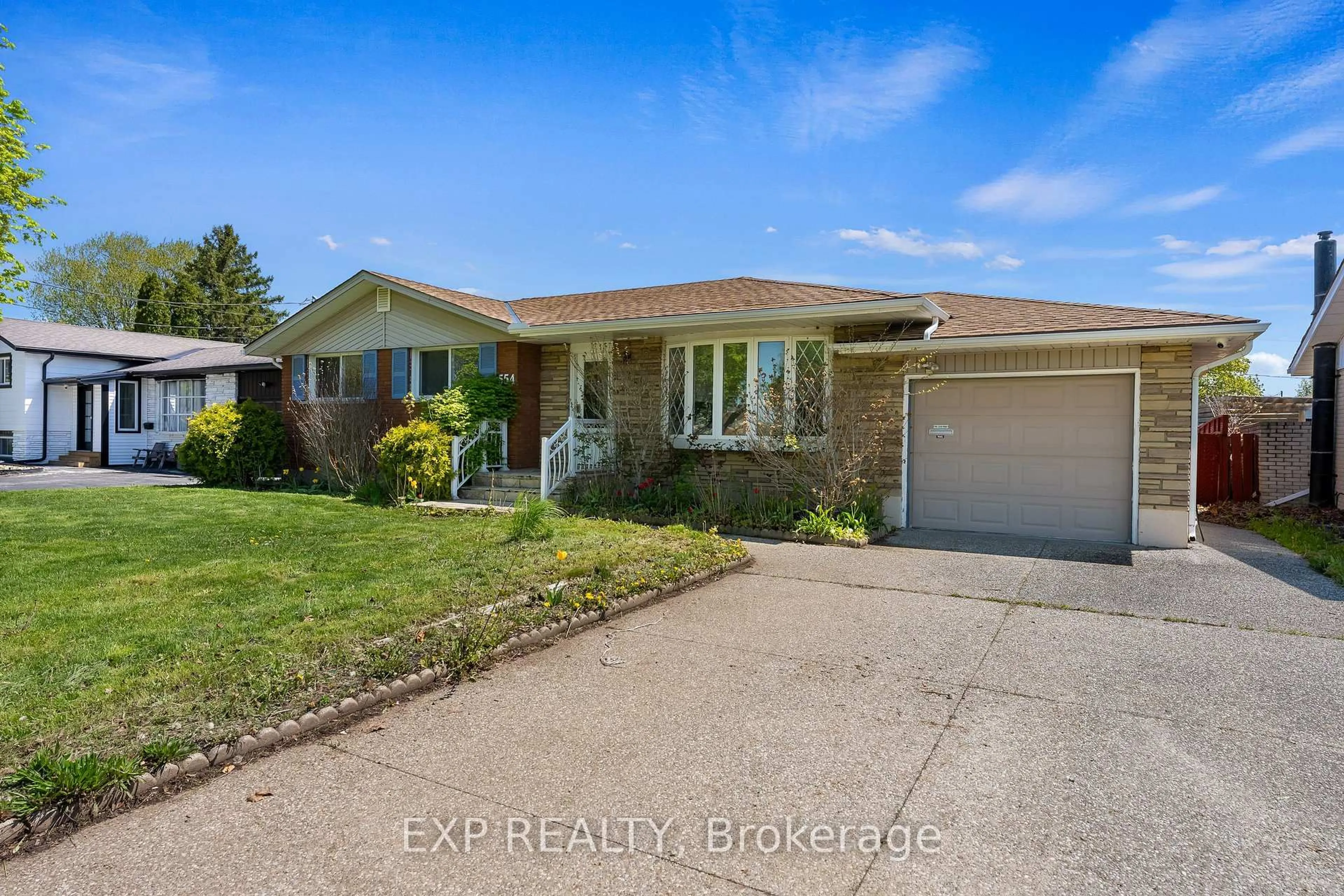 A pic from outside/outdoor area/front of a property/back of a property/a pic from drone, street for 554 LAKE St, St. Catharines Ontario L2N 4H9