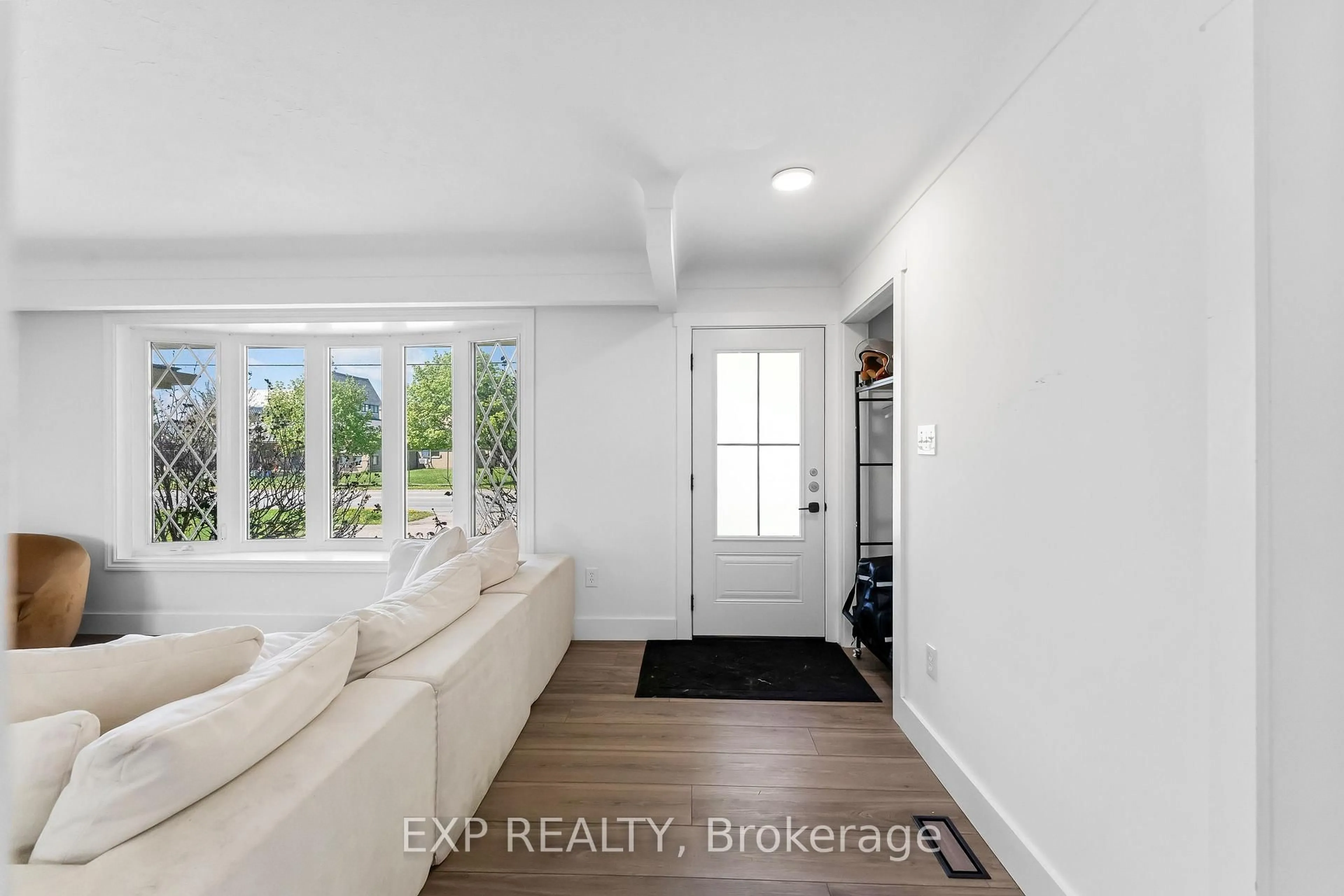 Indoor entryway for 554 LAKE St, St. Catharines Ontario L2N 4H9