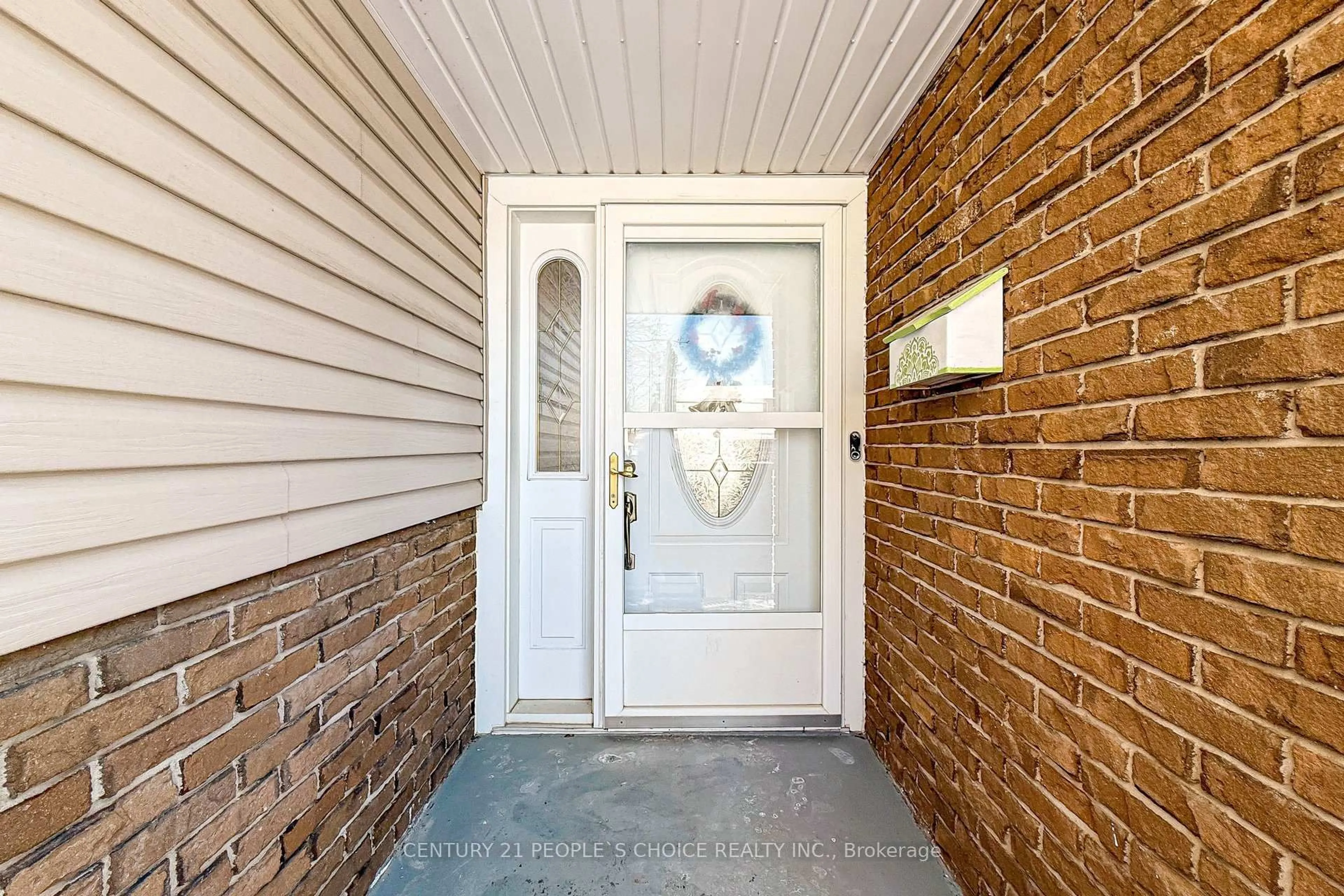 Indoor entryway for 20 Inadale Crt, Kitchener Ontario N2M 2Z8