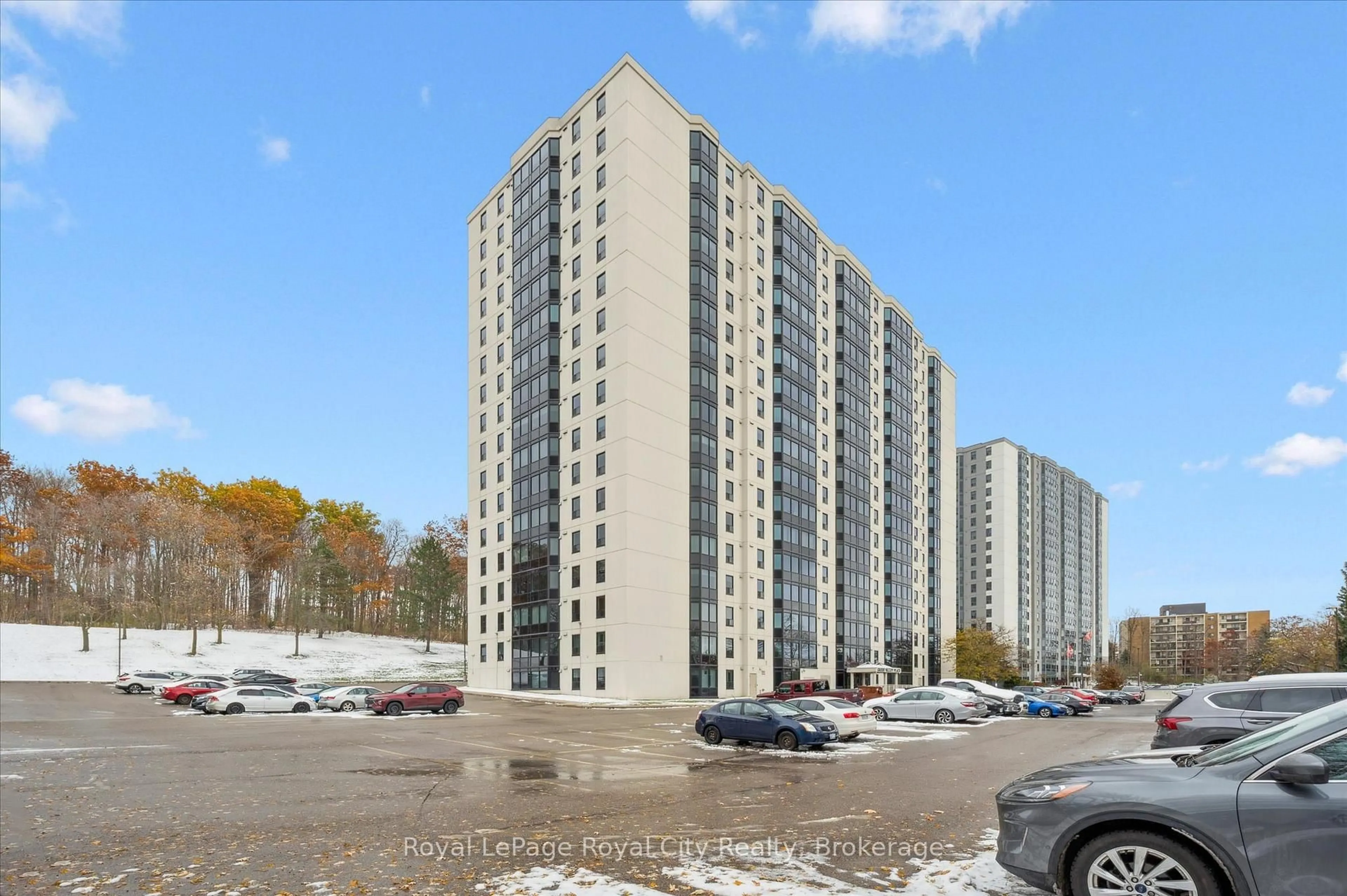 Patio, building for 35 Green Valley Dr #1410, Kitchener Ontario N2P 2A5