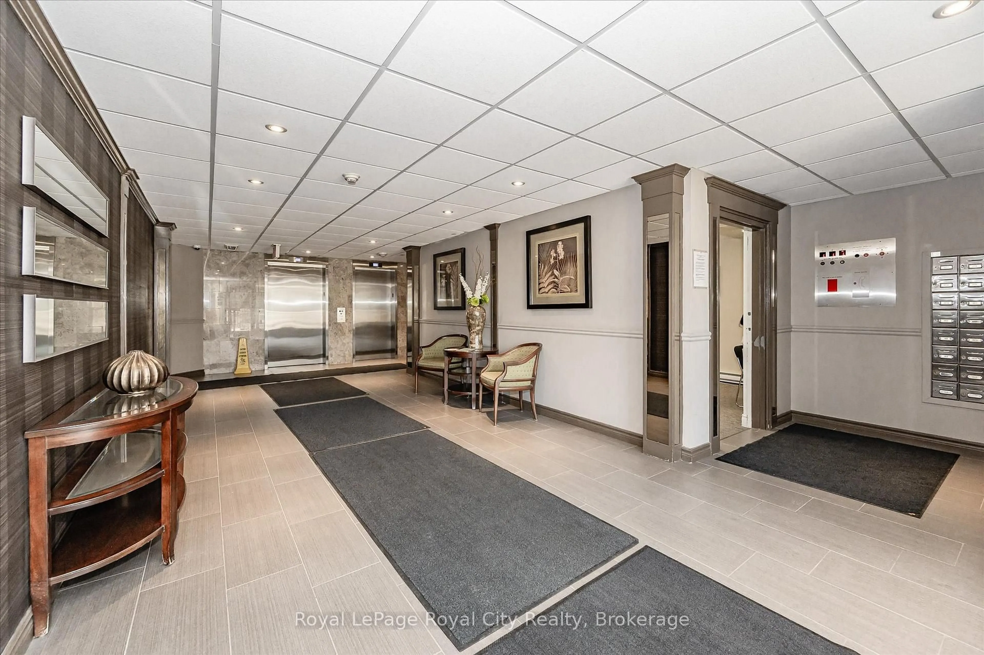 Indoor foyer for 35 Green Valley Dr #1410, Kitchener Ontario N2P 2A5