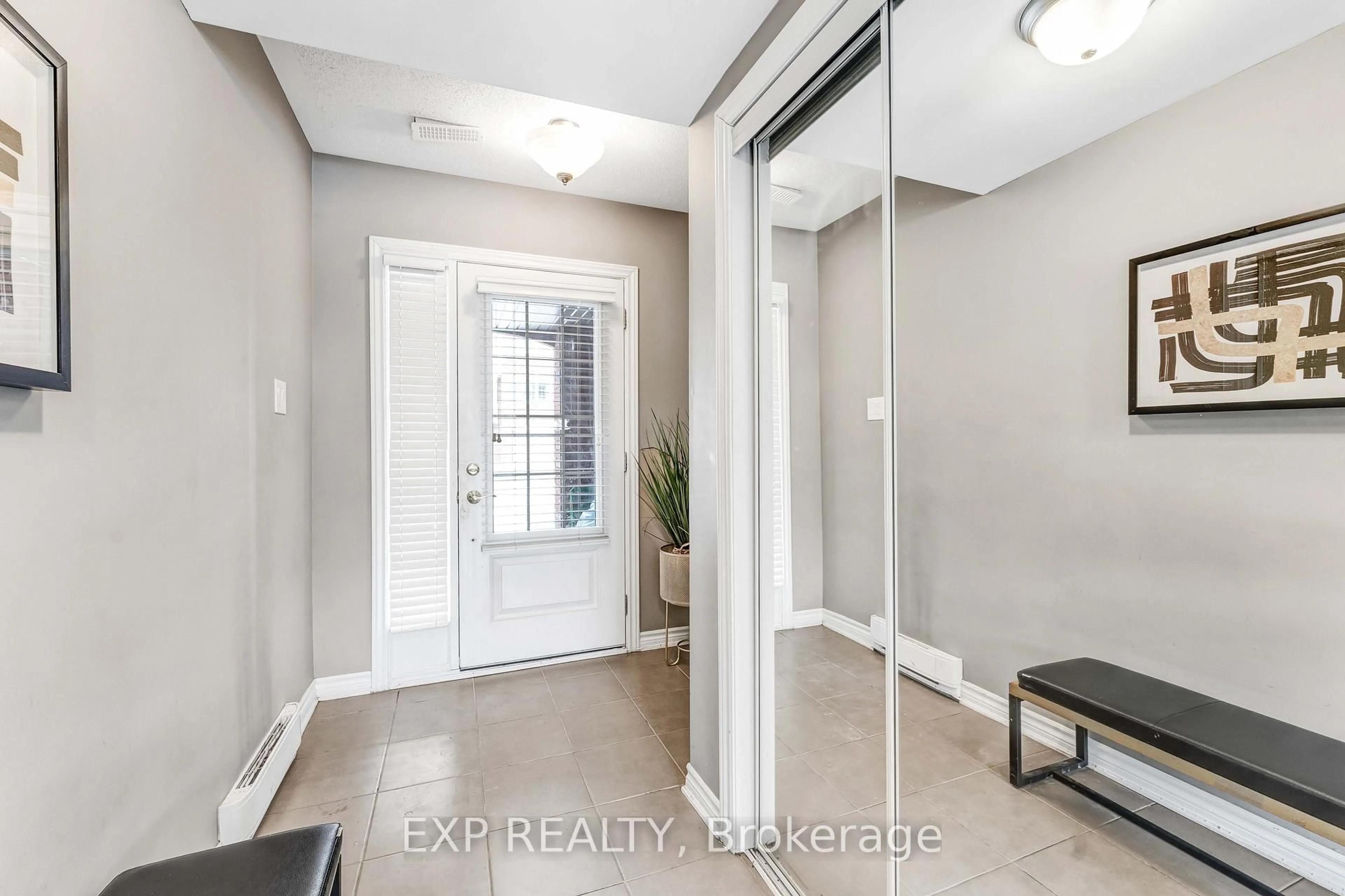 Indoor entryway for 489 Coldwater Cres, Ottawa Ontario K2M 0J2