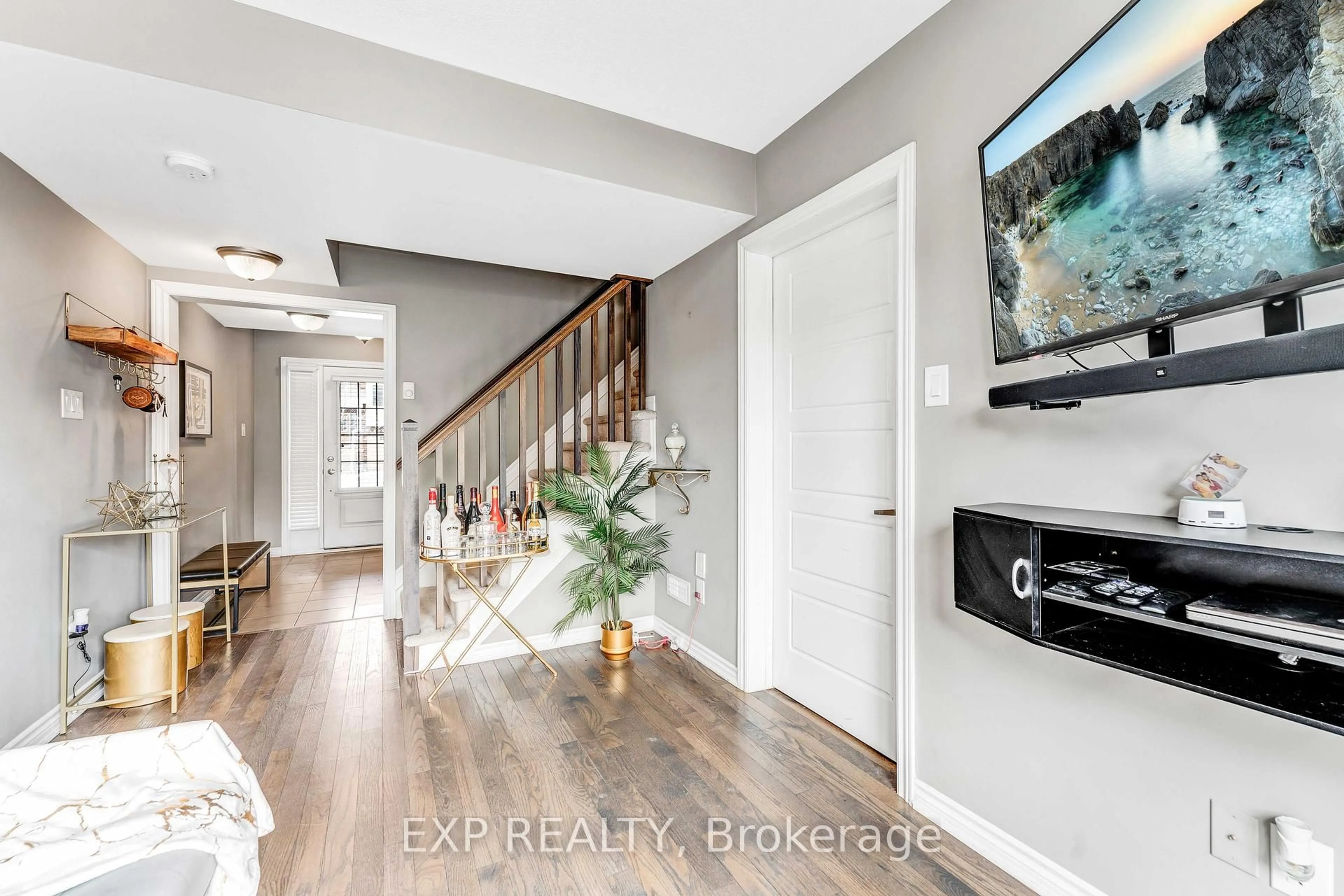 Indoor entryway for 489 Coldwater Cres, Ottawa Ontario K2M 0J2
