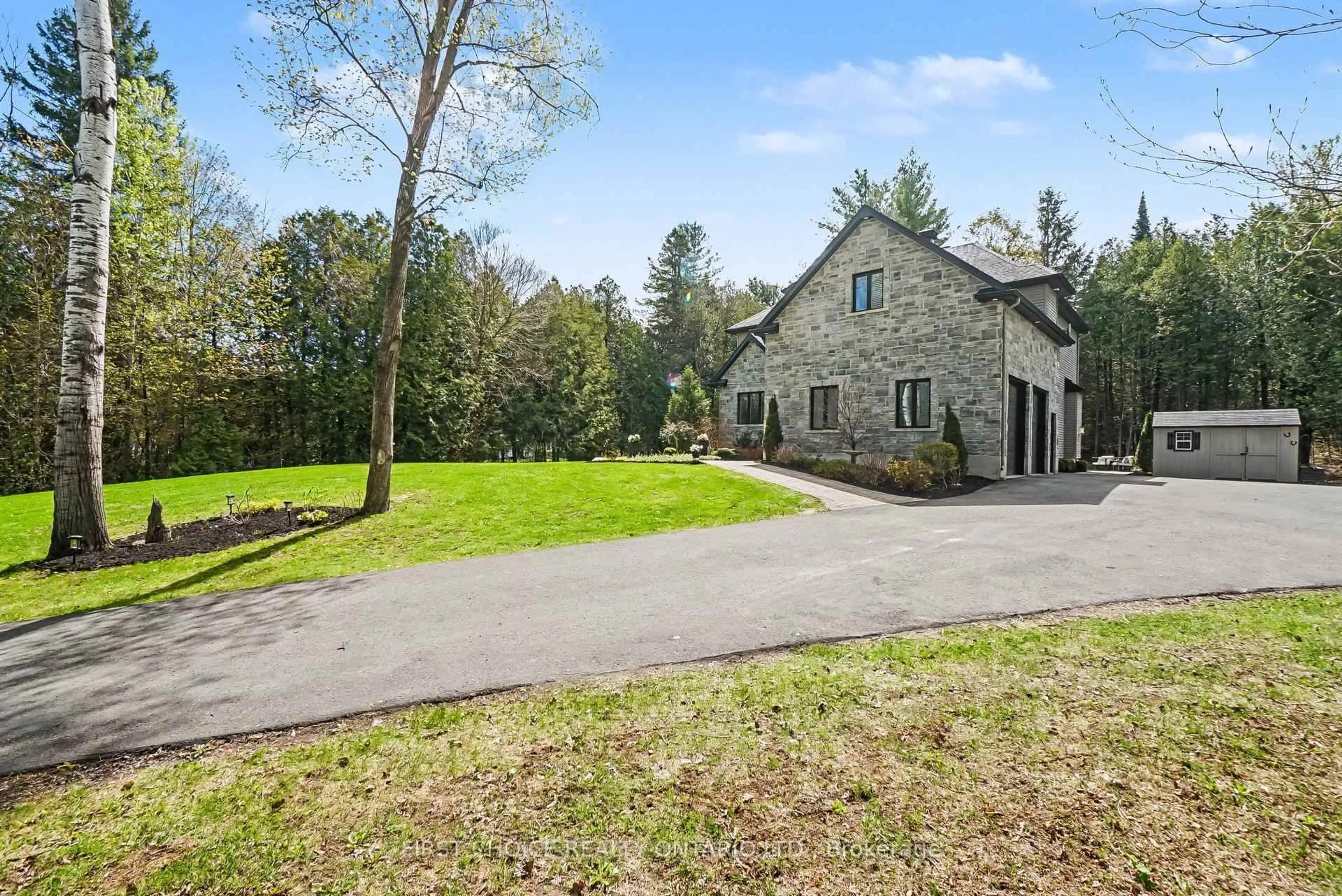 A pic from outside/outdoor area/front of a property/back of a property/a pic from drone, unknown for 1958 Baseline Rd, Clarence-Rockland Ontario K0A 1N0