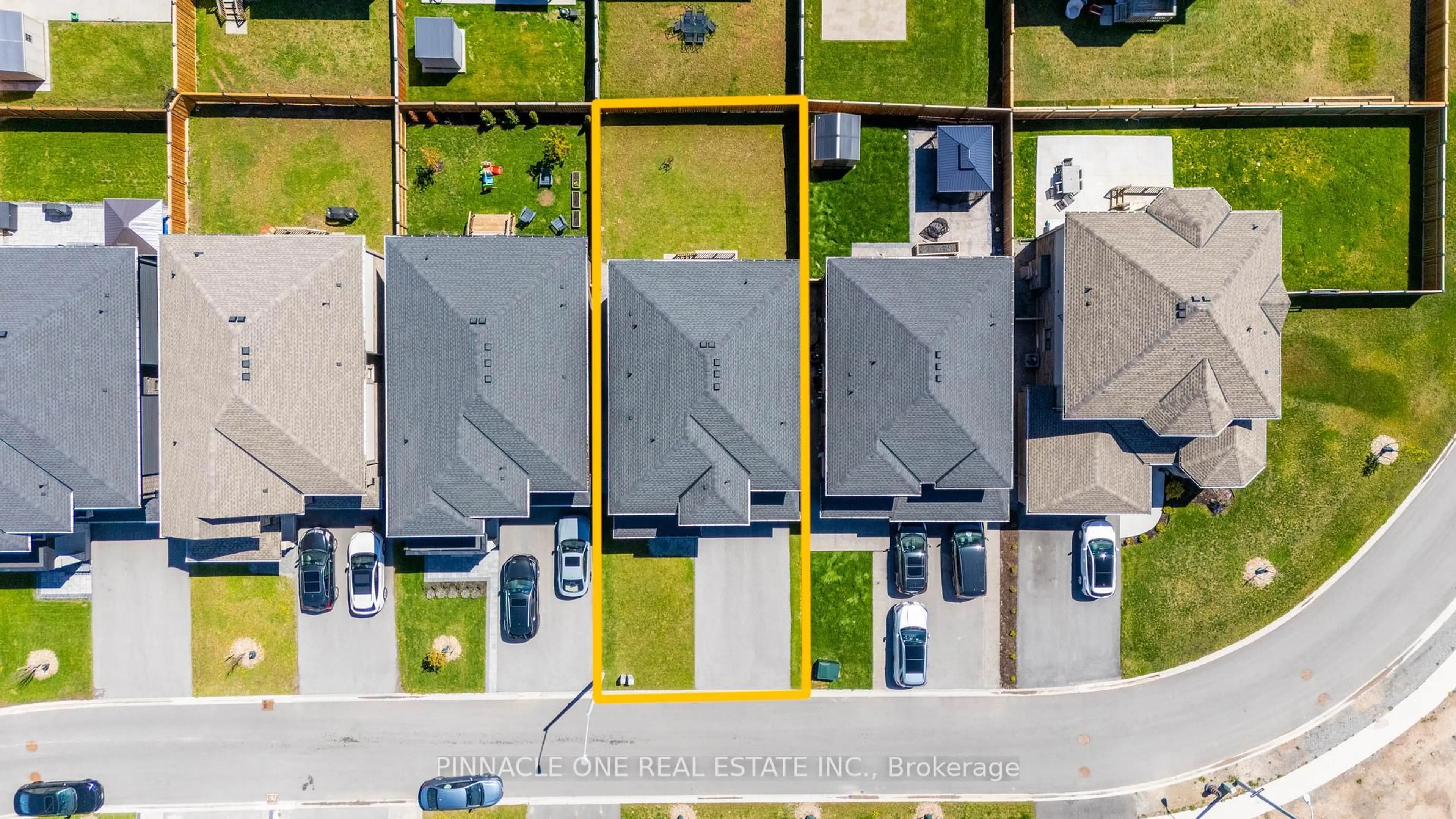 A pic from outside/outdoor area/front of a property/back of a property/a pic from drone, street for 232 Midland Pl, Welland Ontario L3B 0H4