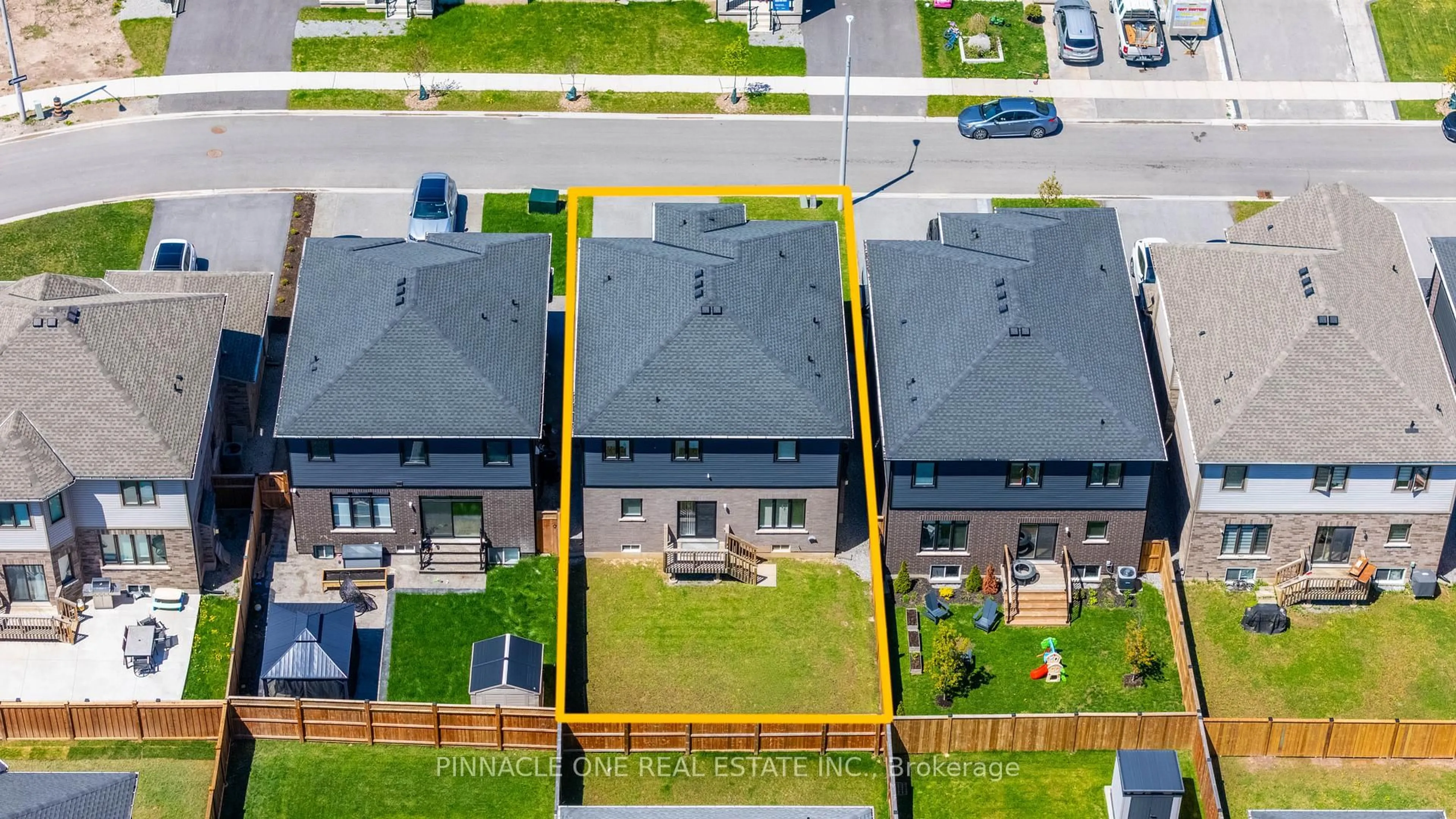 A pic from outside/outdoor area/front of a property/back of a property/a pic from drone, street for 232 Midland Pl, Welland Ontario L3B 0H4