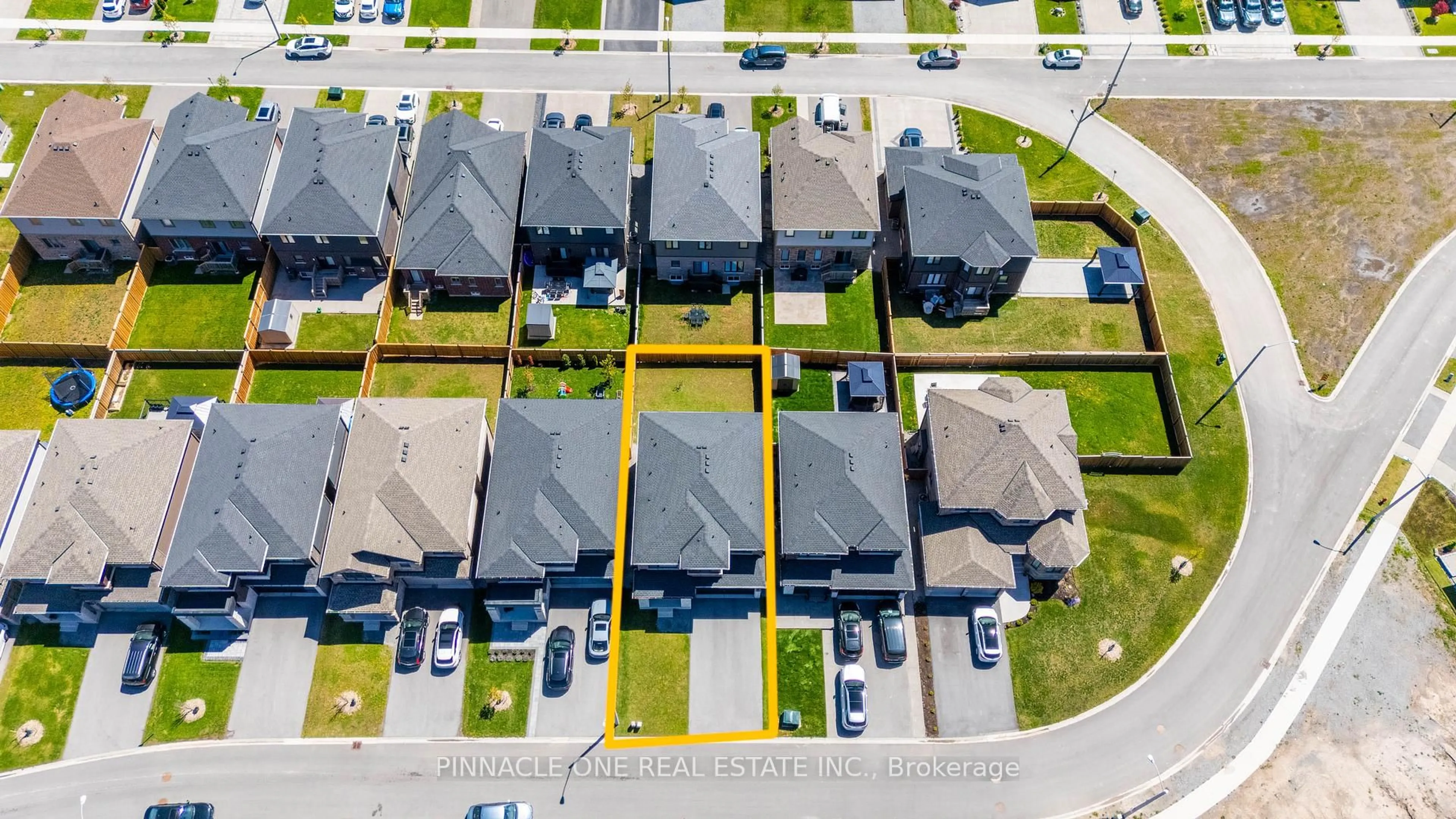 A pic from outside/outdoor area/front of a property/back of a property/a pic from drone, street for 232 Midland Pl, Welland Ontario L3B 0H4
