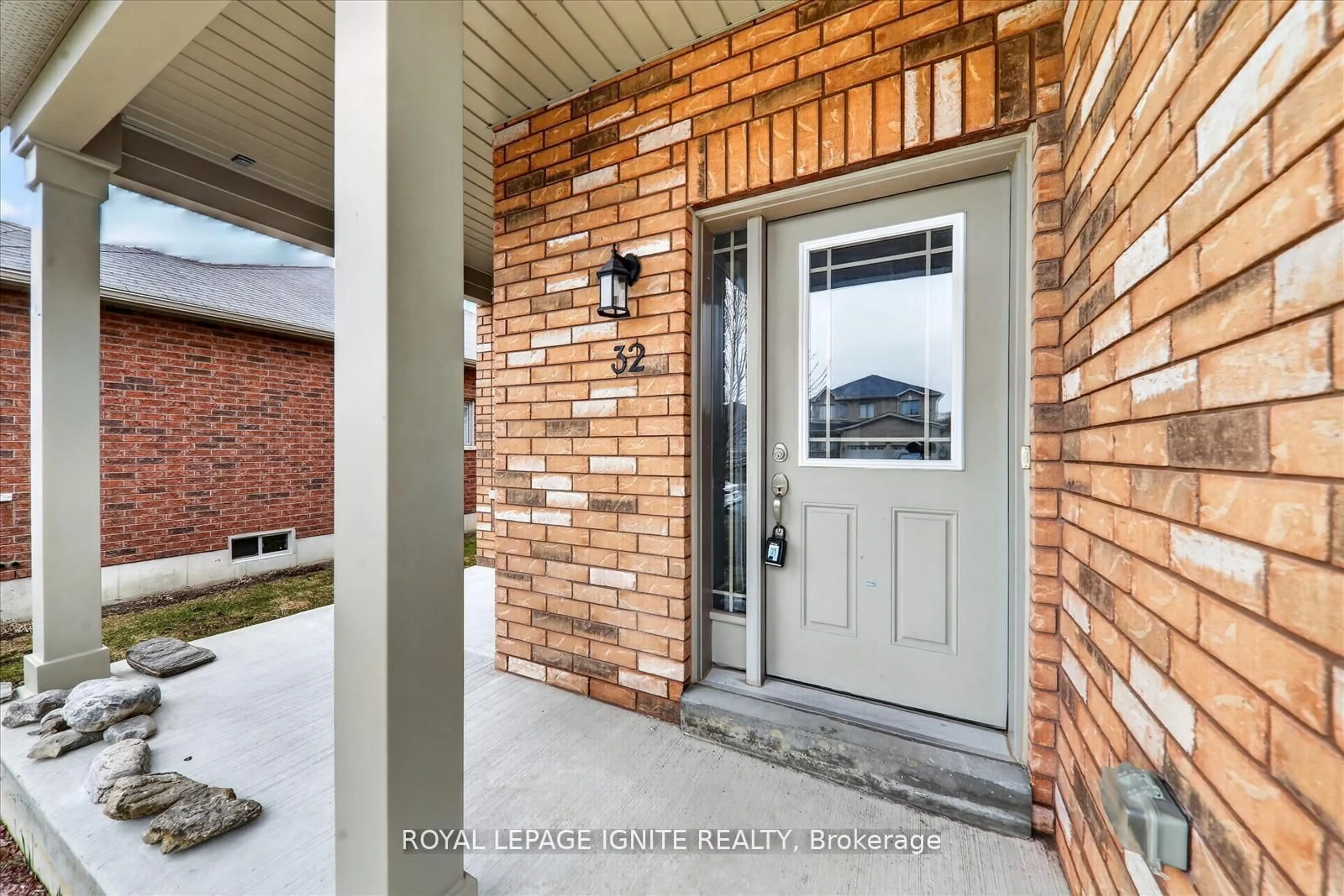 Indoor entryway for 32 Lords Dr, Trent Hills Ontario K0L 1Y0