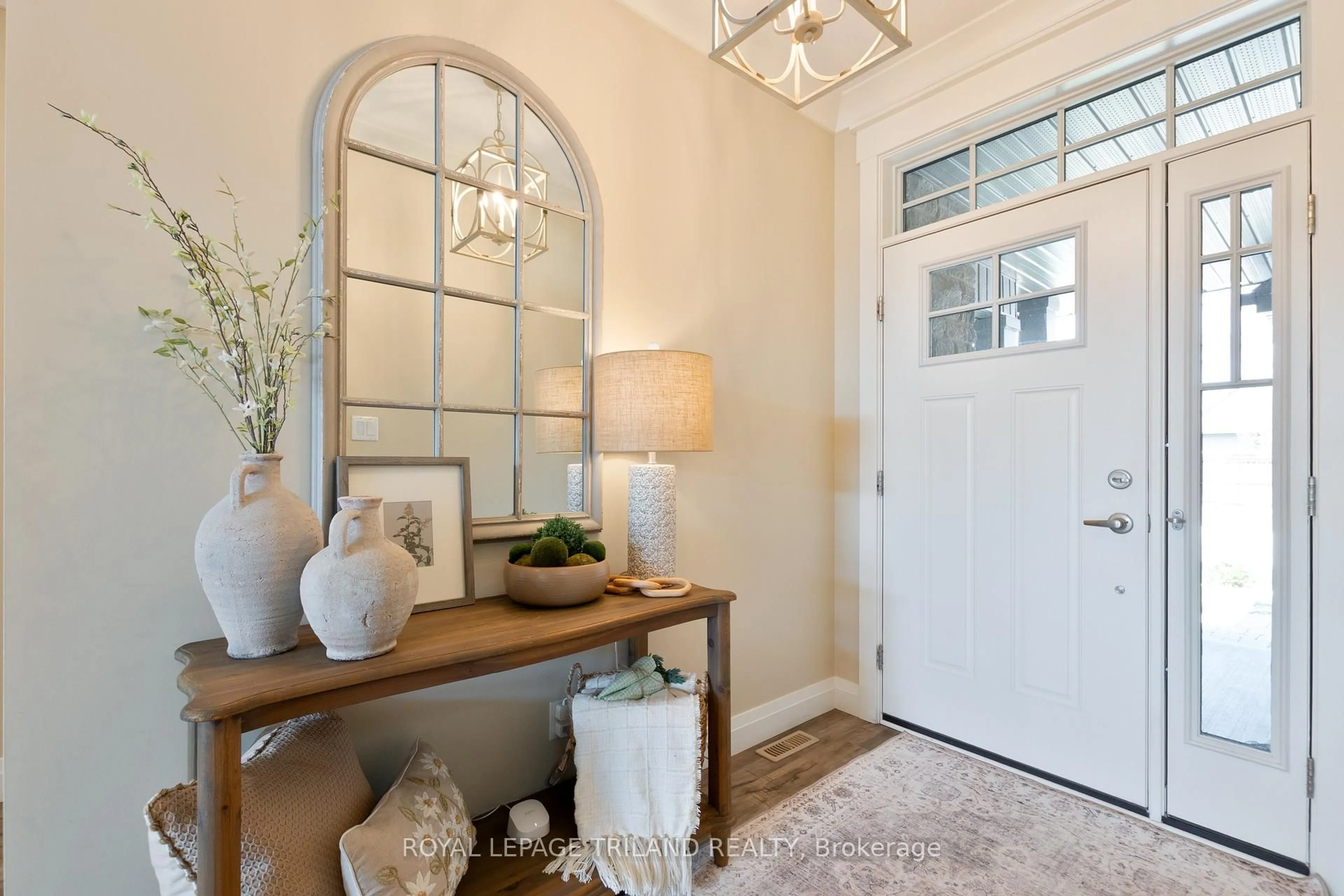 Indoor entryway for 1 Lincolns Cove St, Central Elgin Ontario N5L 0A8