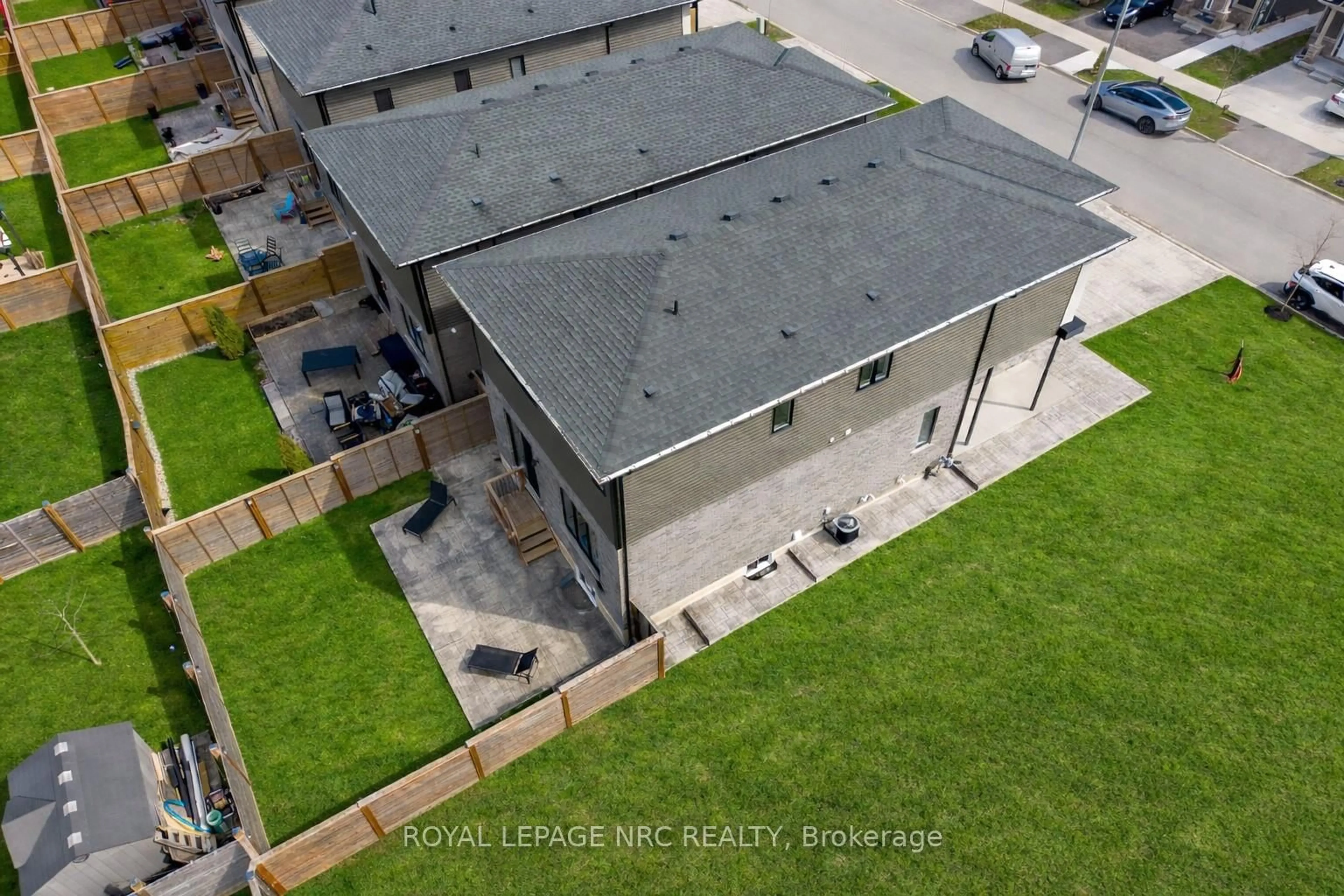 A pic from outside/outdoor area/front of a property/back of a property/a pic from drone, unknown for 3 DAMUDE Ave, Thorold Ontario L2V 0G7