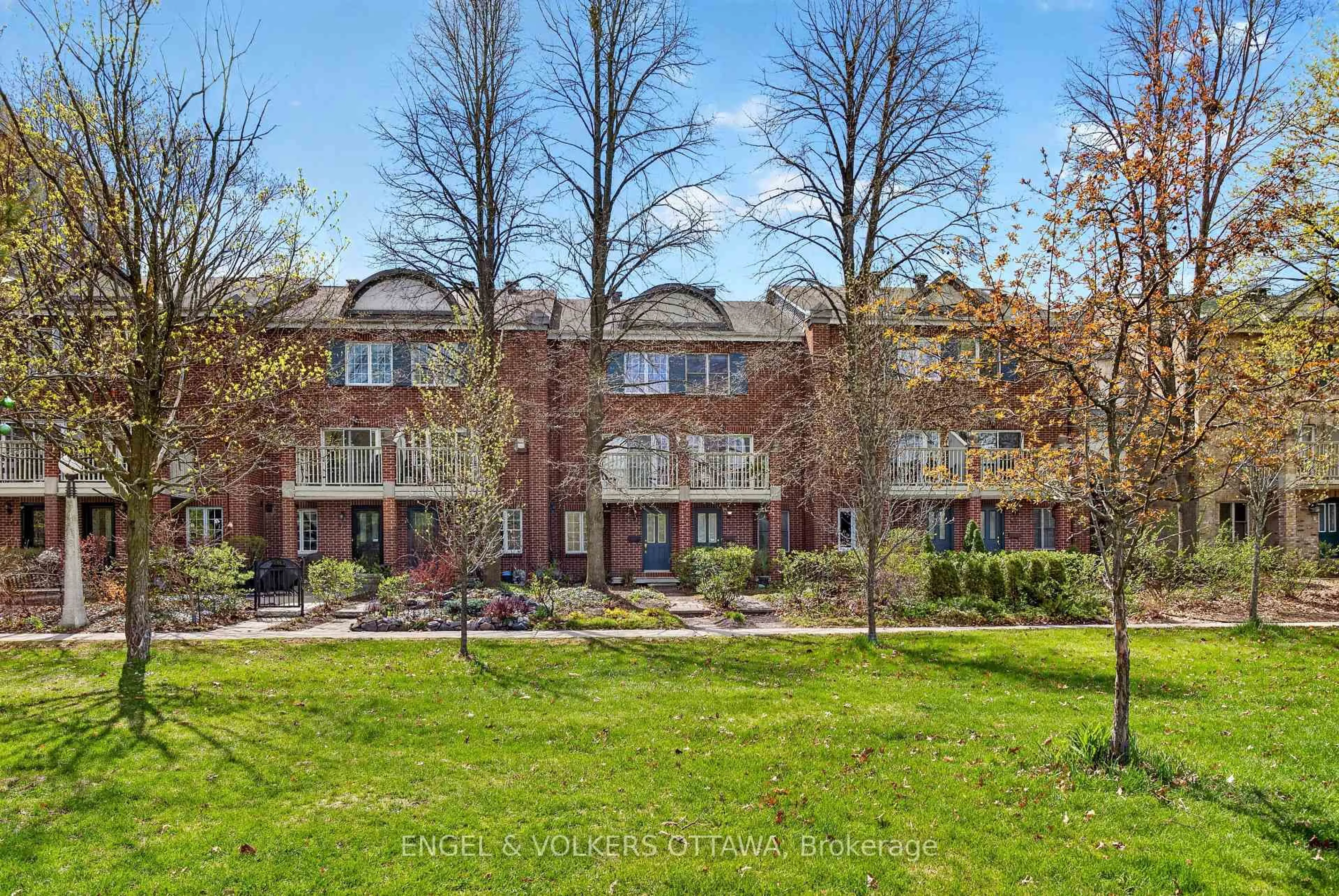 A pic from outside/outdoor area/front of a property/back of a property/a pic from drone, unknown for 36 Brigadier Private, Ottawa Ontario K1N 1E6