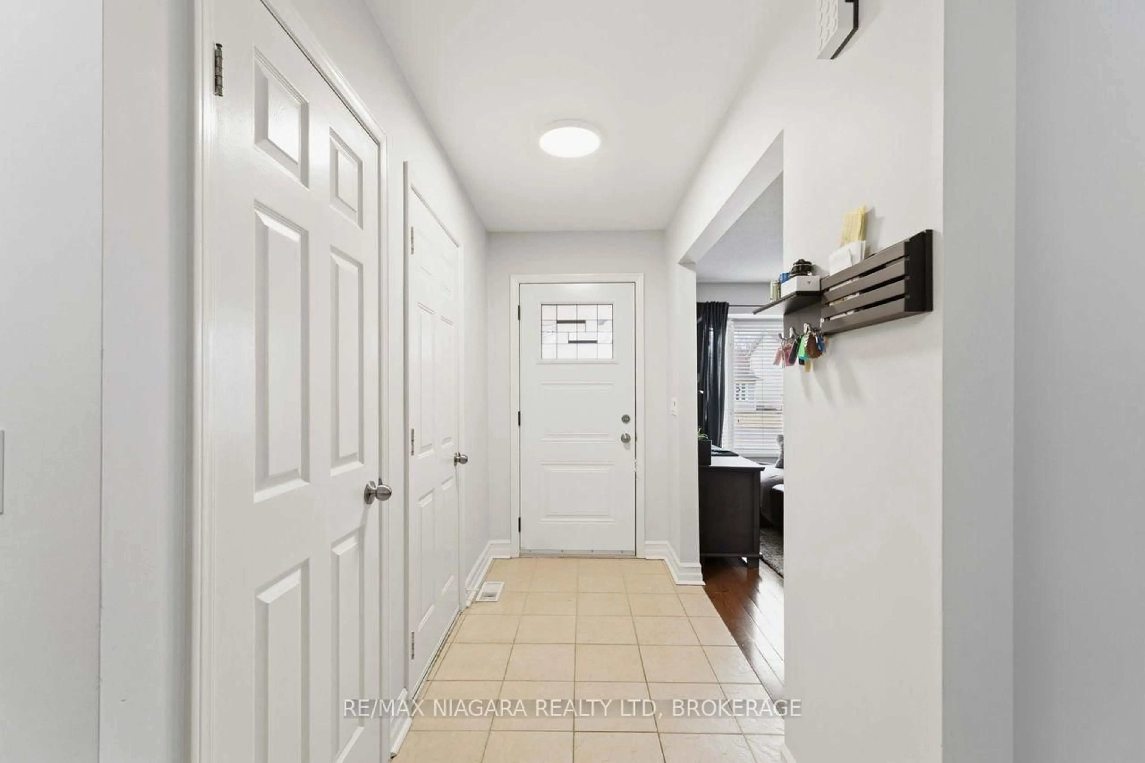 Indoor entryway for 41 Eastwood Dr, Welland Ontario L3C 6W1