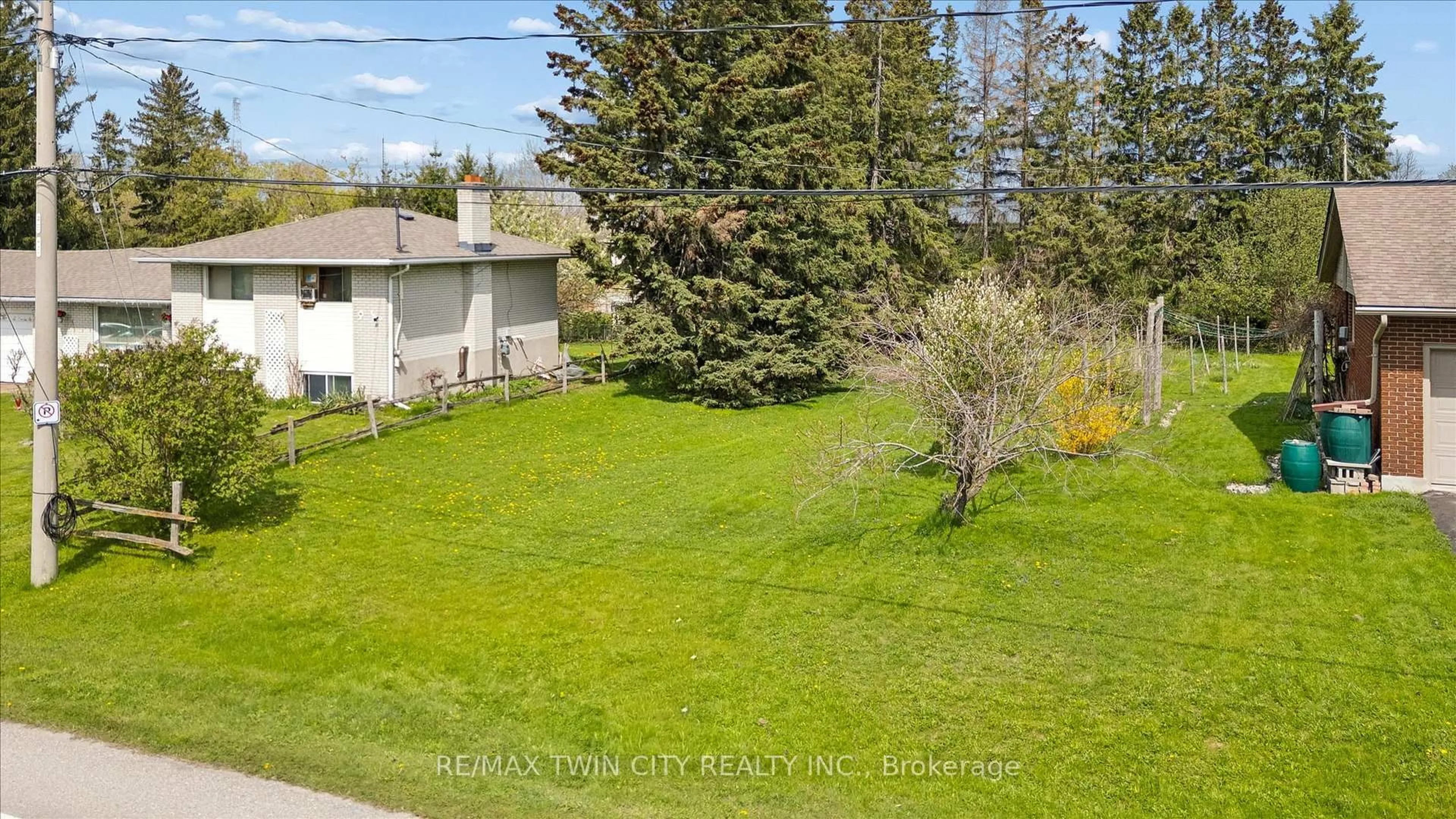 A pic from outside/outdoor area/front of a property/back of a property/a pic from drone, unknown for 142 Carson Dr, Kitchener Ontario N2B 2Z2