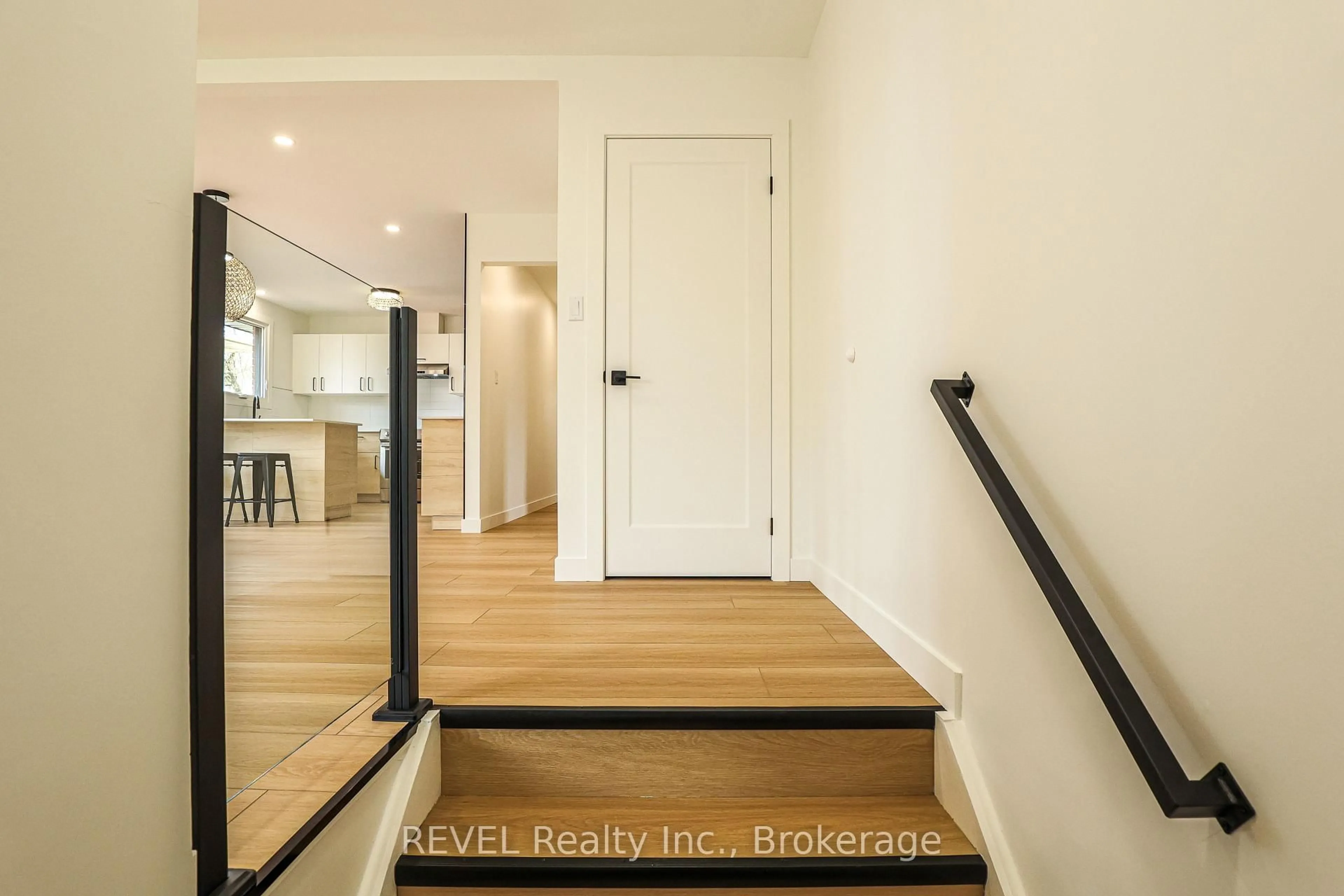 Indoor entryway for 12 Andrea Dr, St. Catharines Ontario L2S 3N7