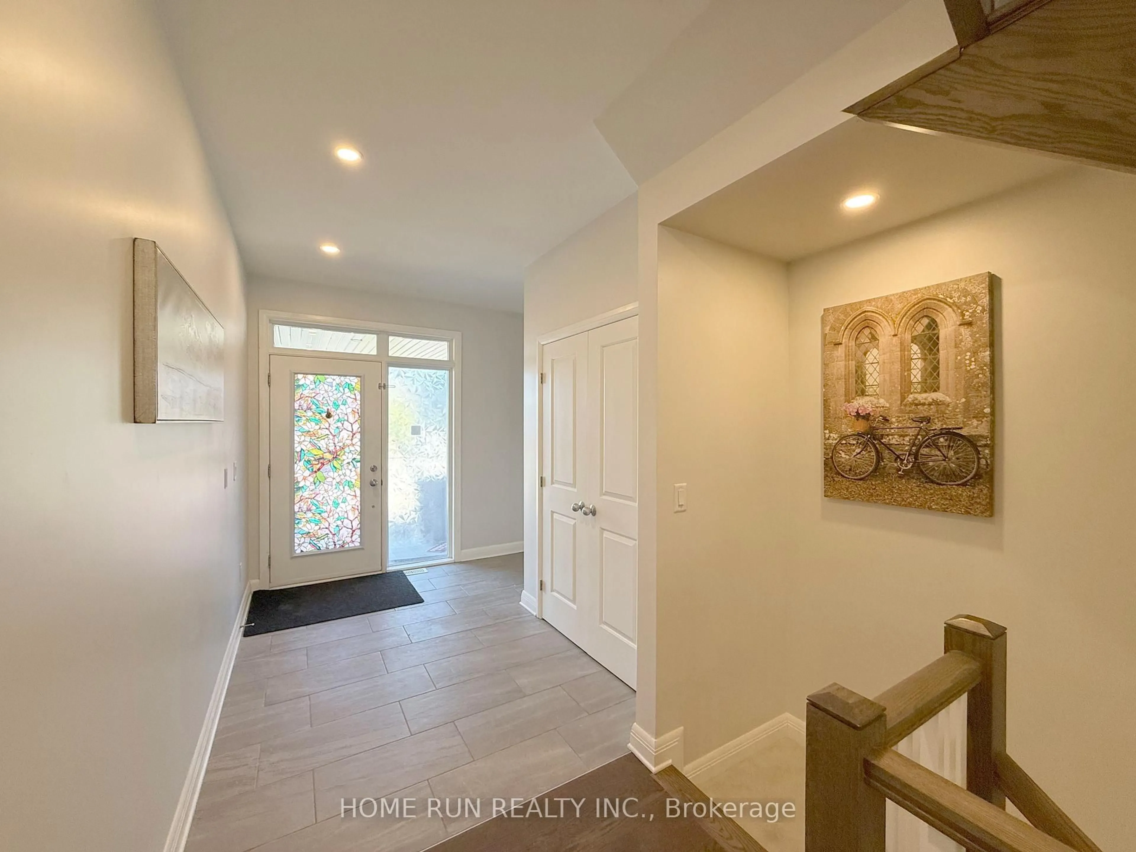 Indoor entryway for 312 Lysander Pl, Ottawa Ontario K1K 4K7