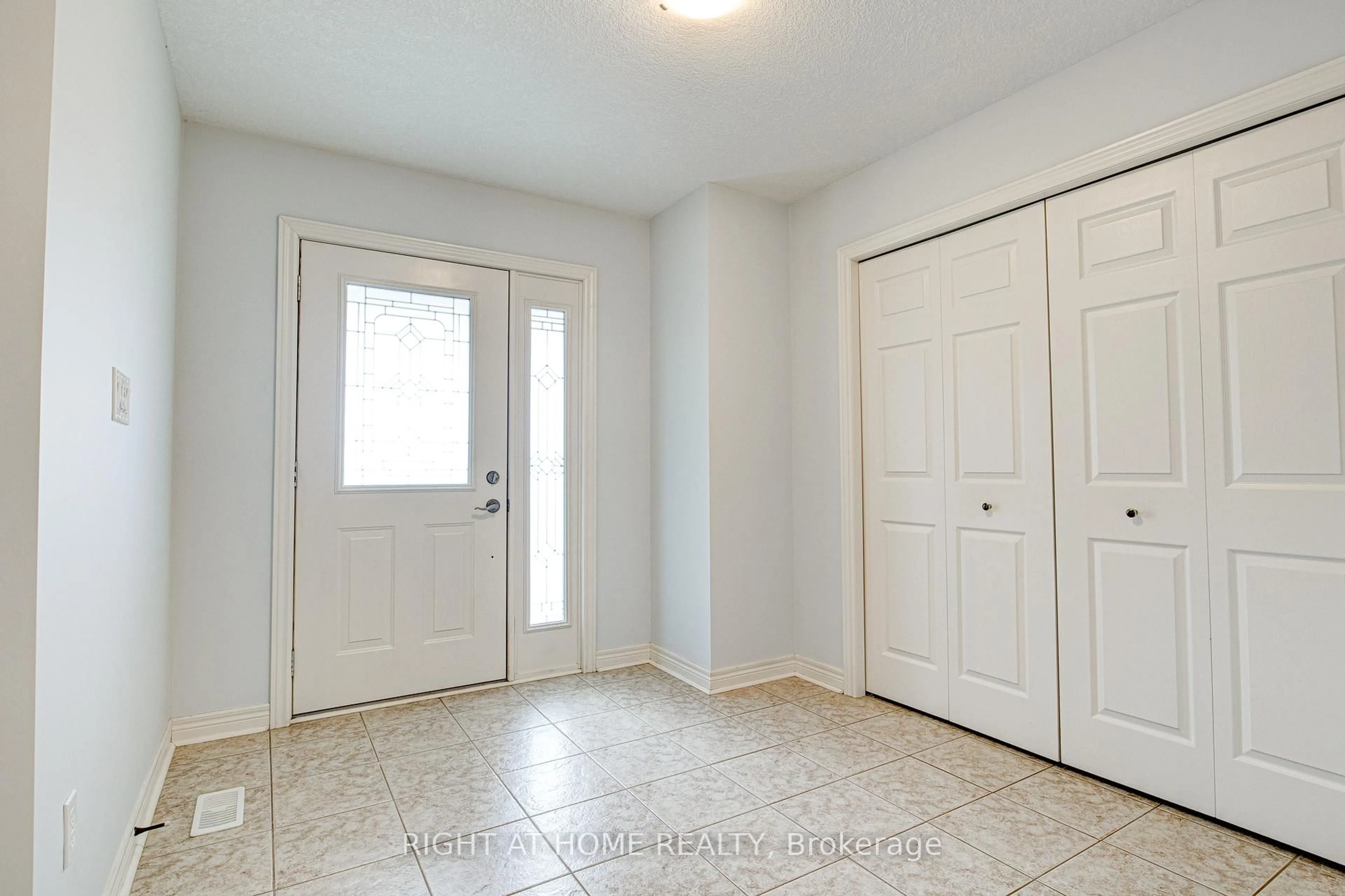 Indoor entryway for 46 McArthur Dr, Guelph Ontario N1L 1S2