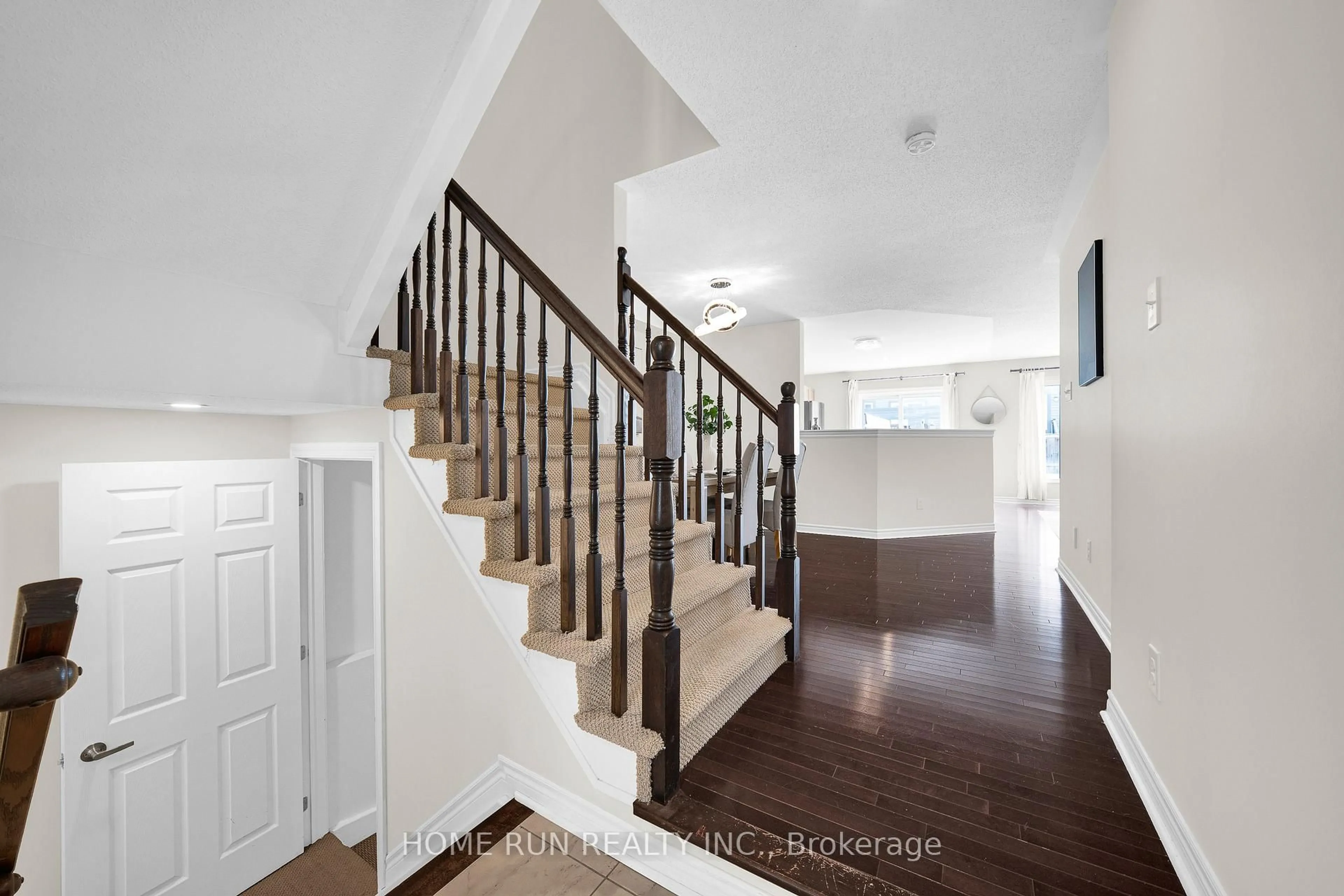 Indoor entryway for 957 Messor Cres, Ottawa Ontario K2S 0P2