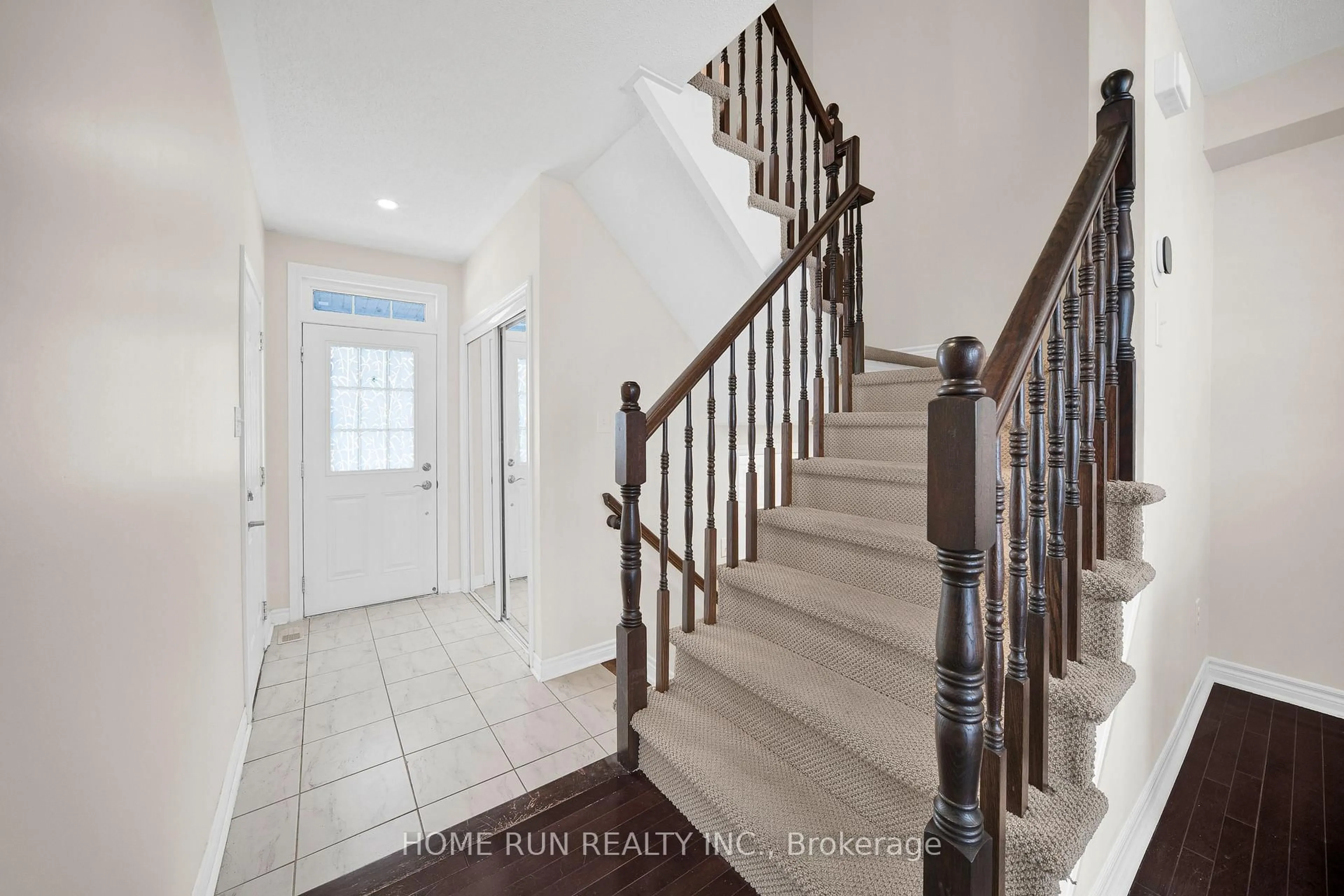 Indoor entryway for 957 Messor Cres, Ottawa Ontario K2S 0P2