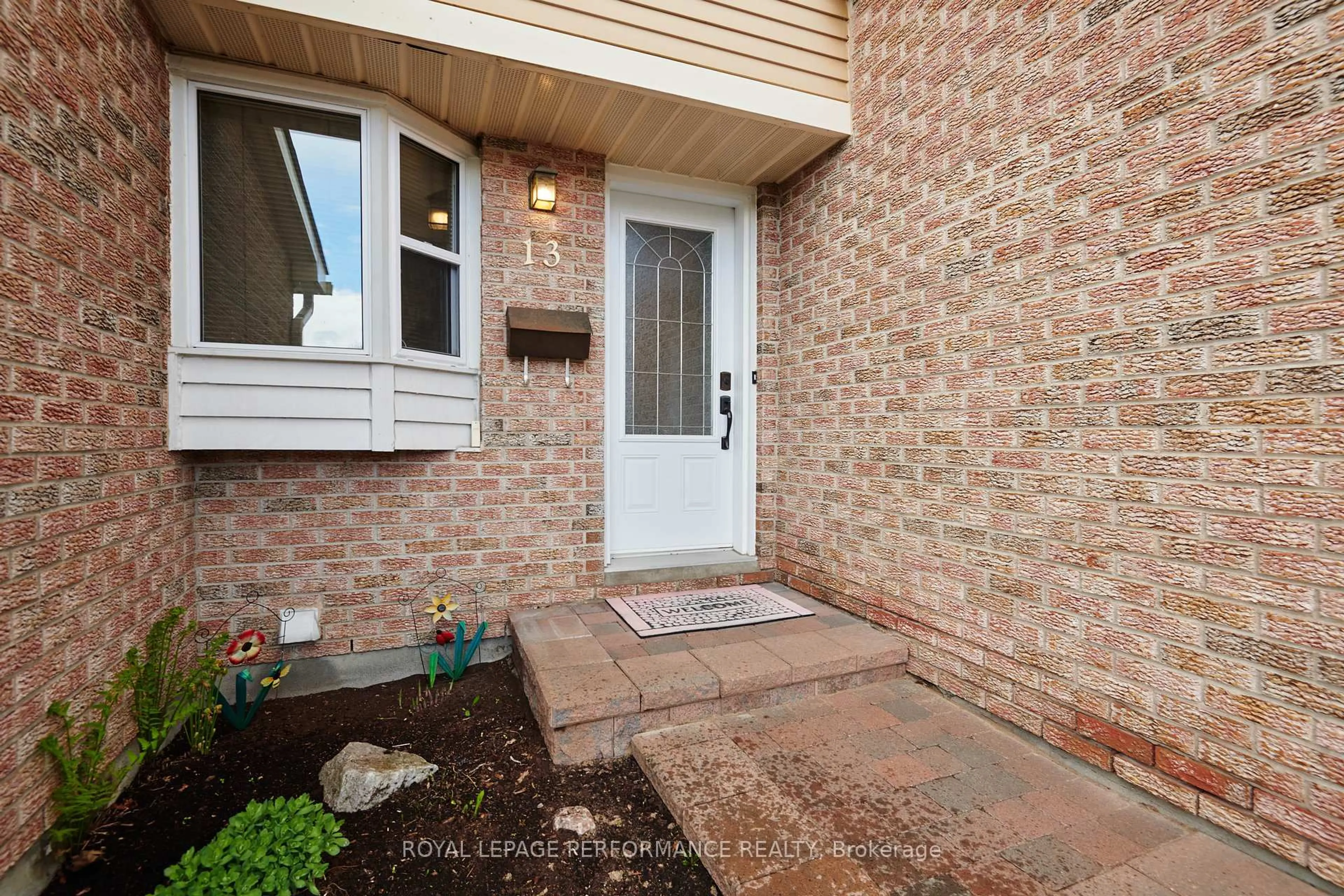 Indoor entryway for 13 Shadetree Cres, Ottawa Ontario K2E 7R3