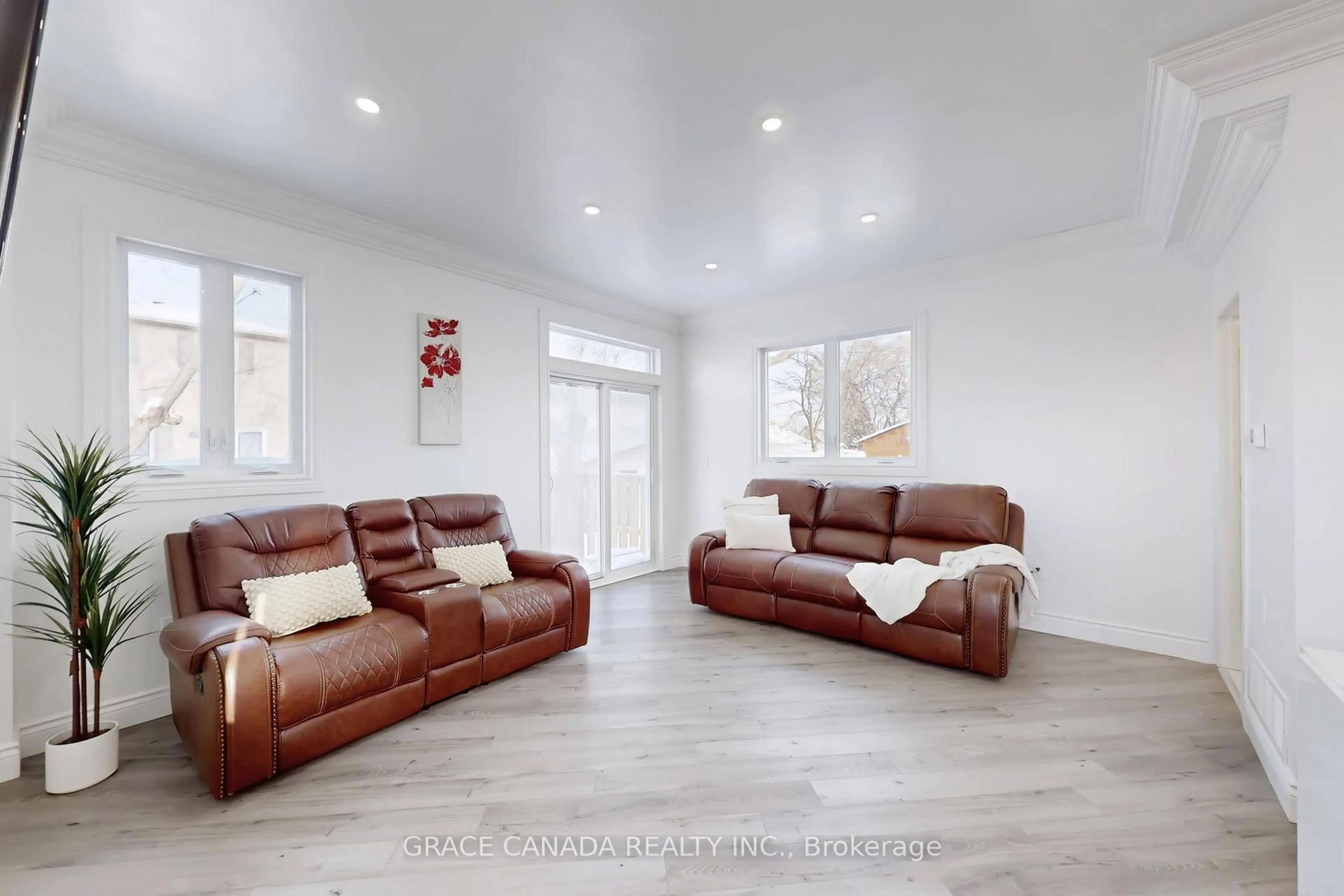 Living room with furniture, unknown for 85 Albany Ave, Hamilton Ontario L8H 2H4