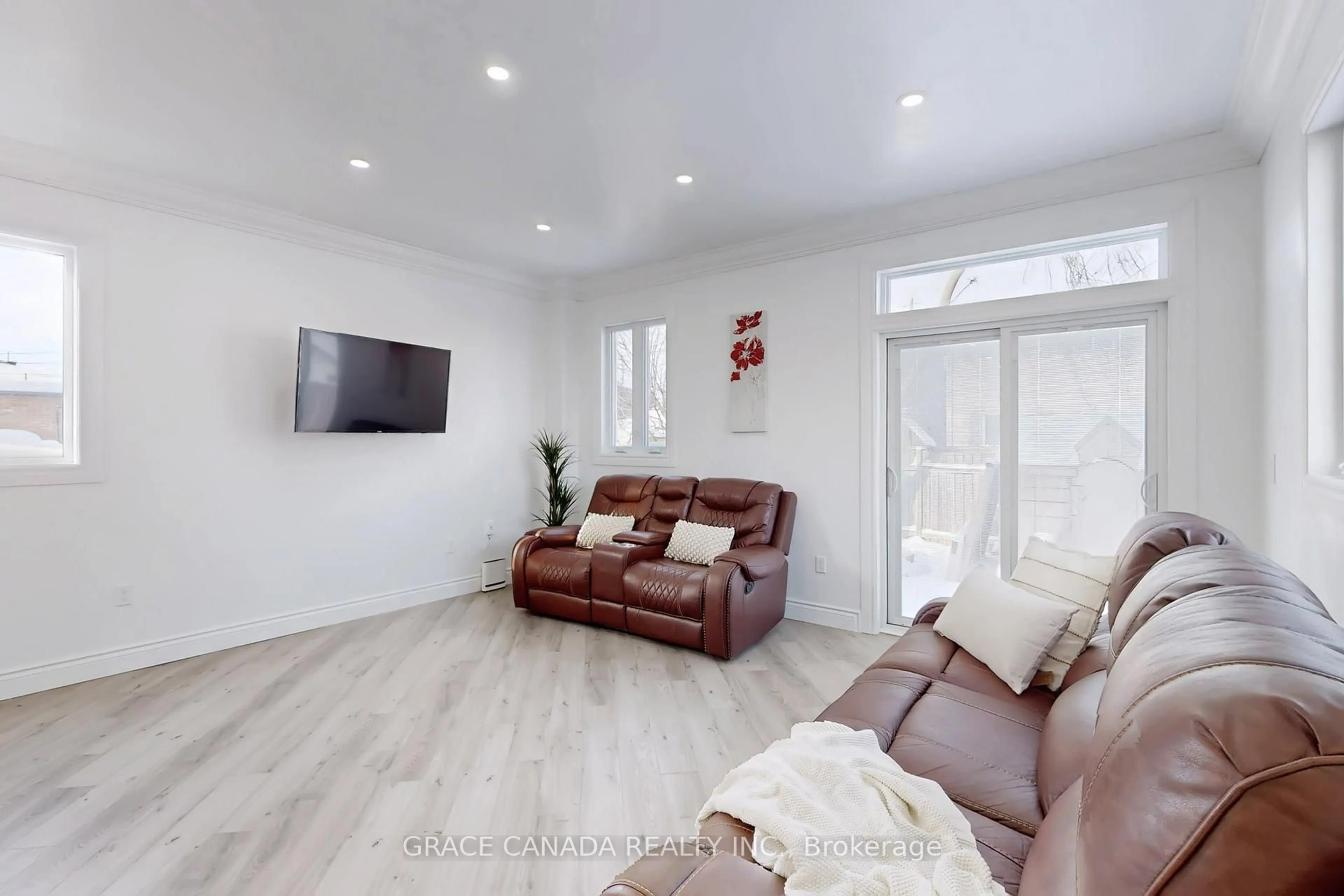 Living room with furniture, unknown for 85 Albany Ave, Hamilton Ontario L8H 2H4