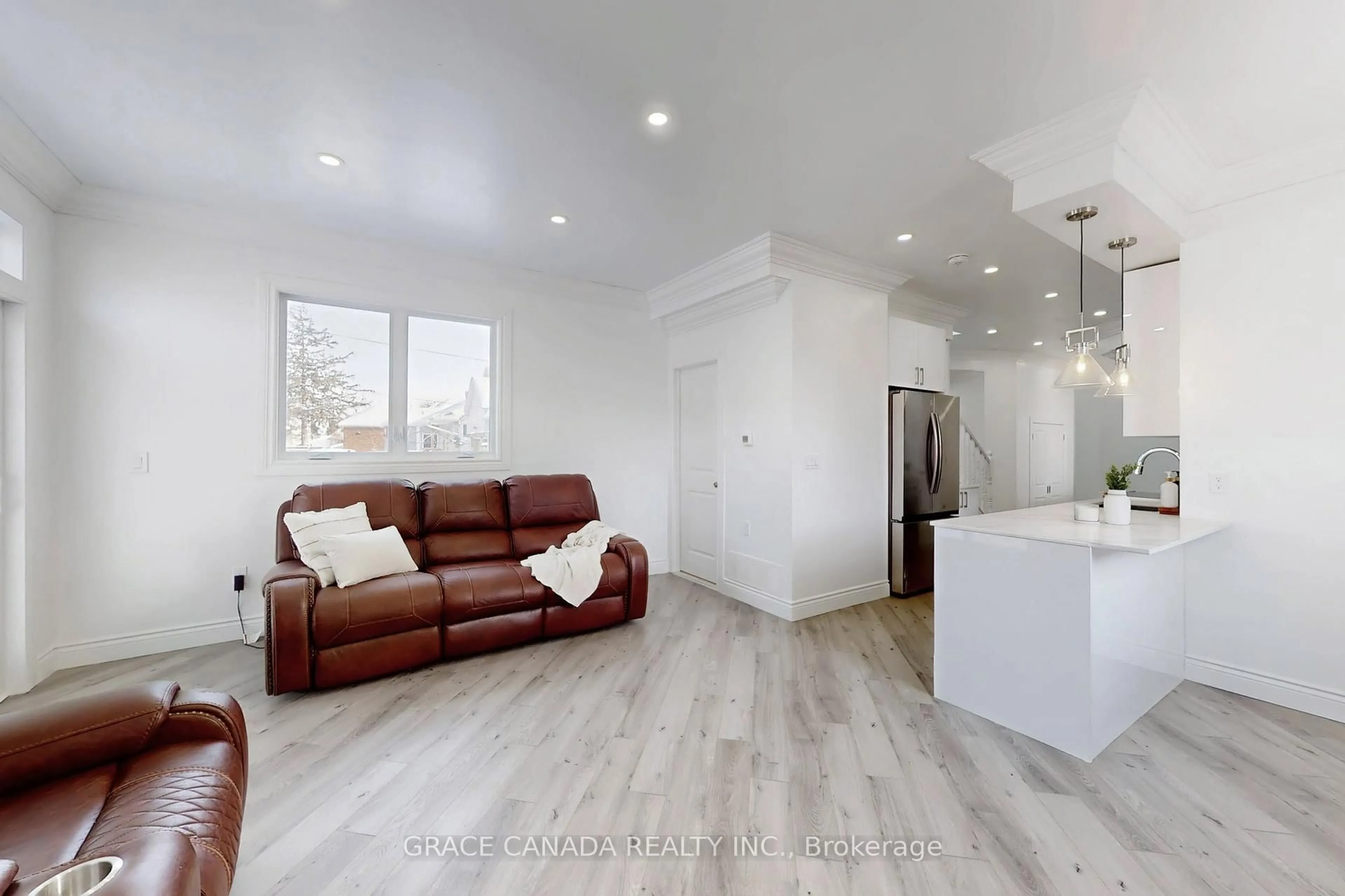 Open concept kitchen, wood/laminate floor for 85 Albany Ave, Hamilton Ontario L8H 2H4