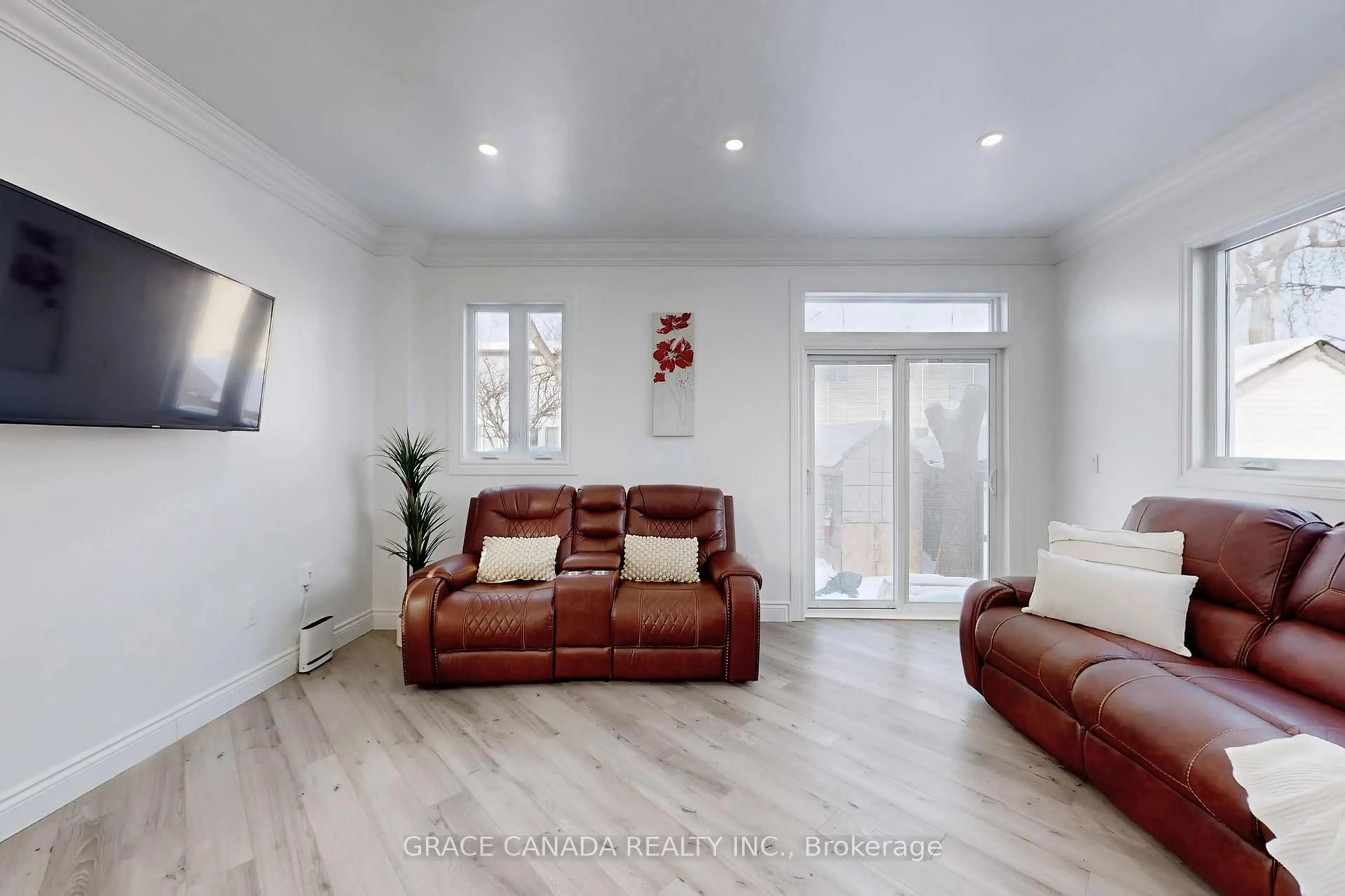 Living room with furniture, unknown for 85 Albany Ave, Hamilton Ontario L8H 2H4