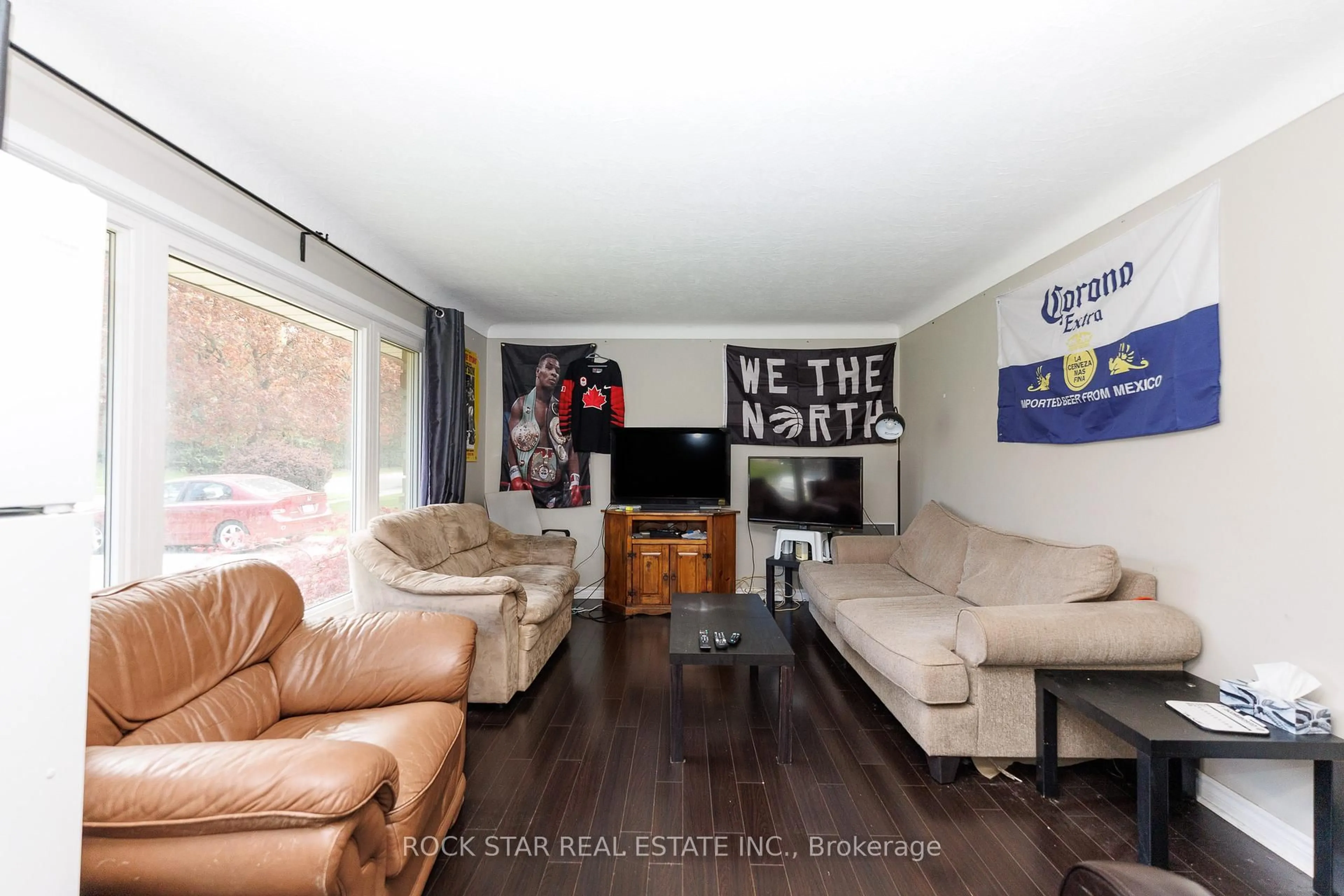 Living room with furniture, wood/laminate floor for 25 Warkdale Dr, St. Catharines Ontario L2T 2V8