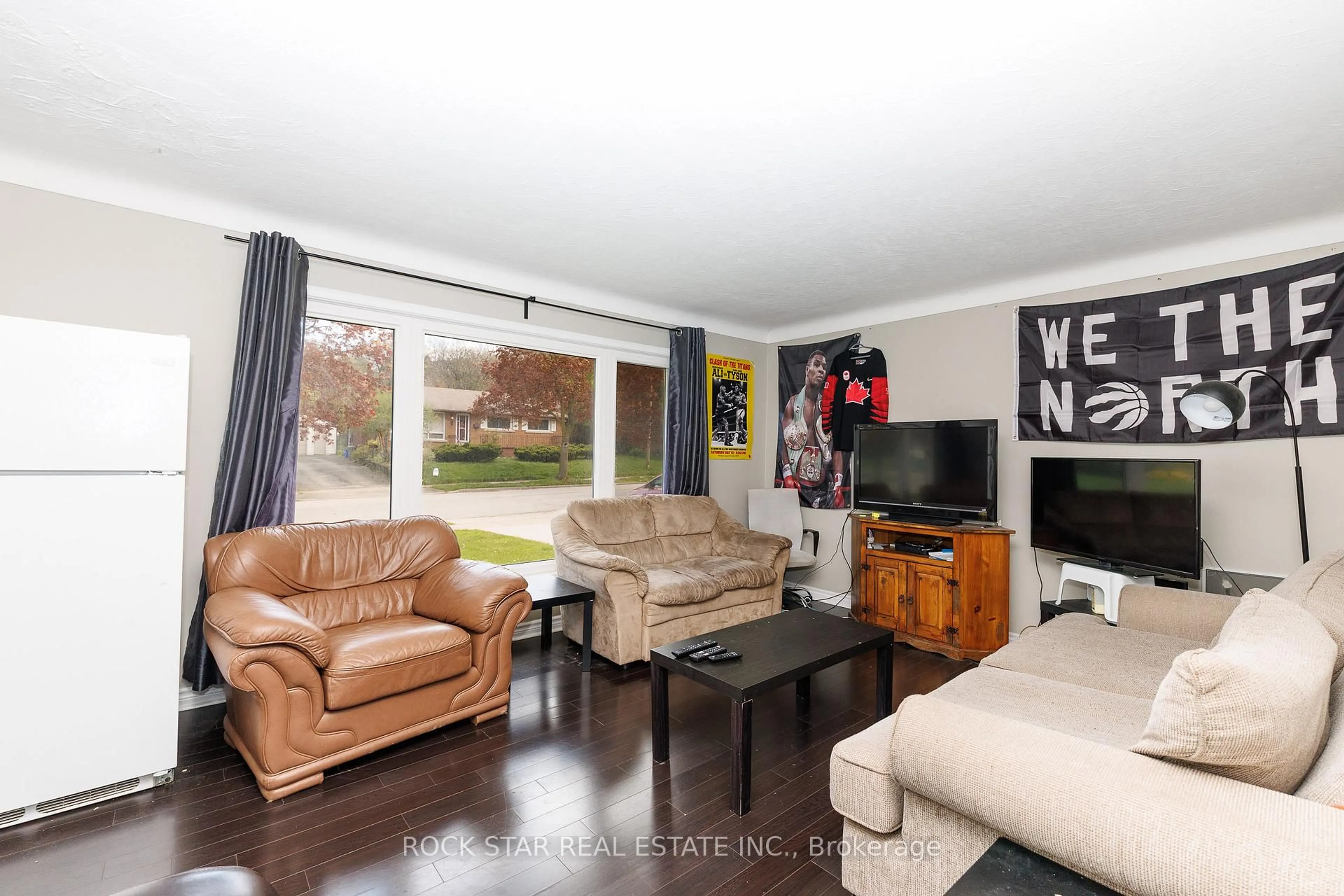 Living room with furniture, wood/laminate floor for 25 Warkdale Dr, St. Catharines Ontario L2T 2V8