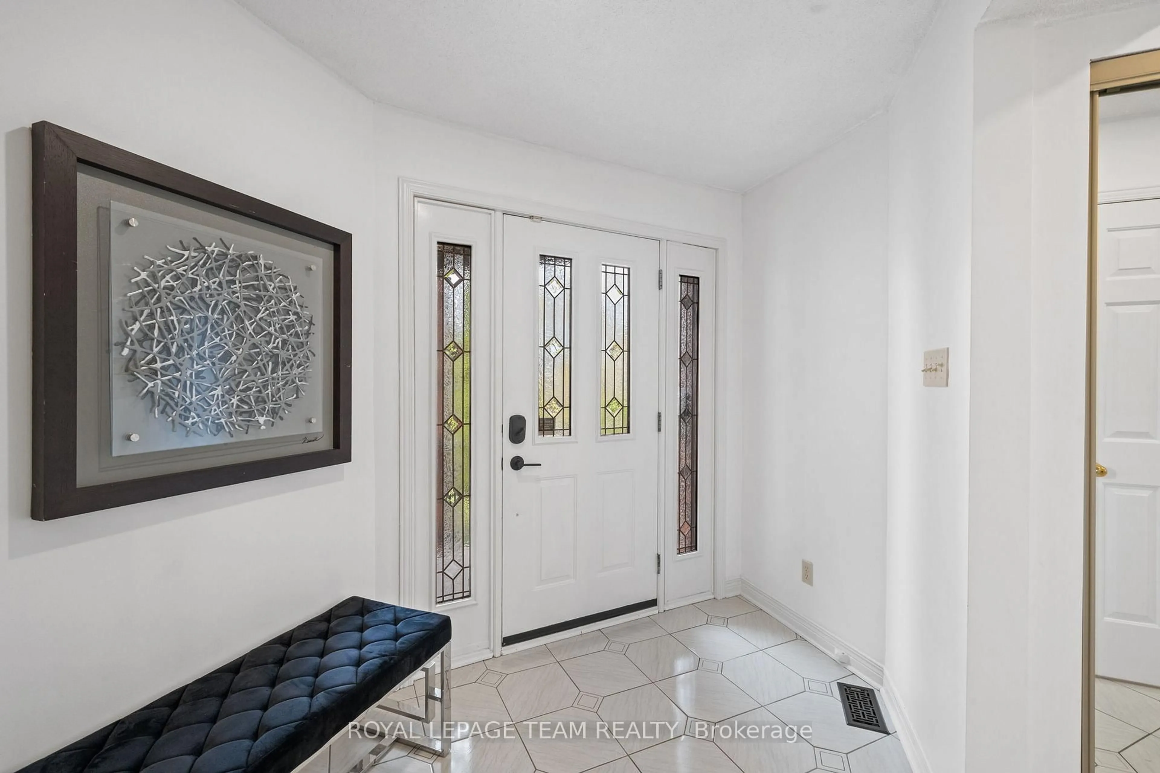 Indoor entryway for 1360 GAULTOIS Ave, Ottawa Ontario K1C 3G6