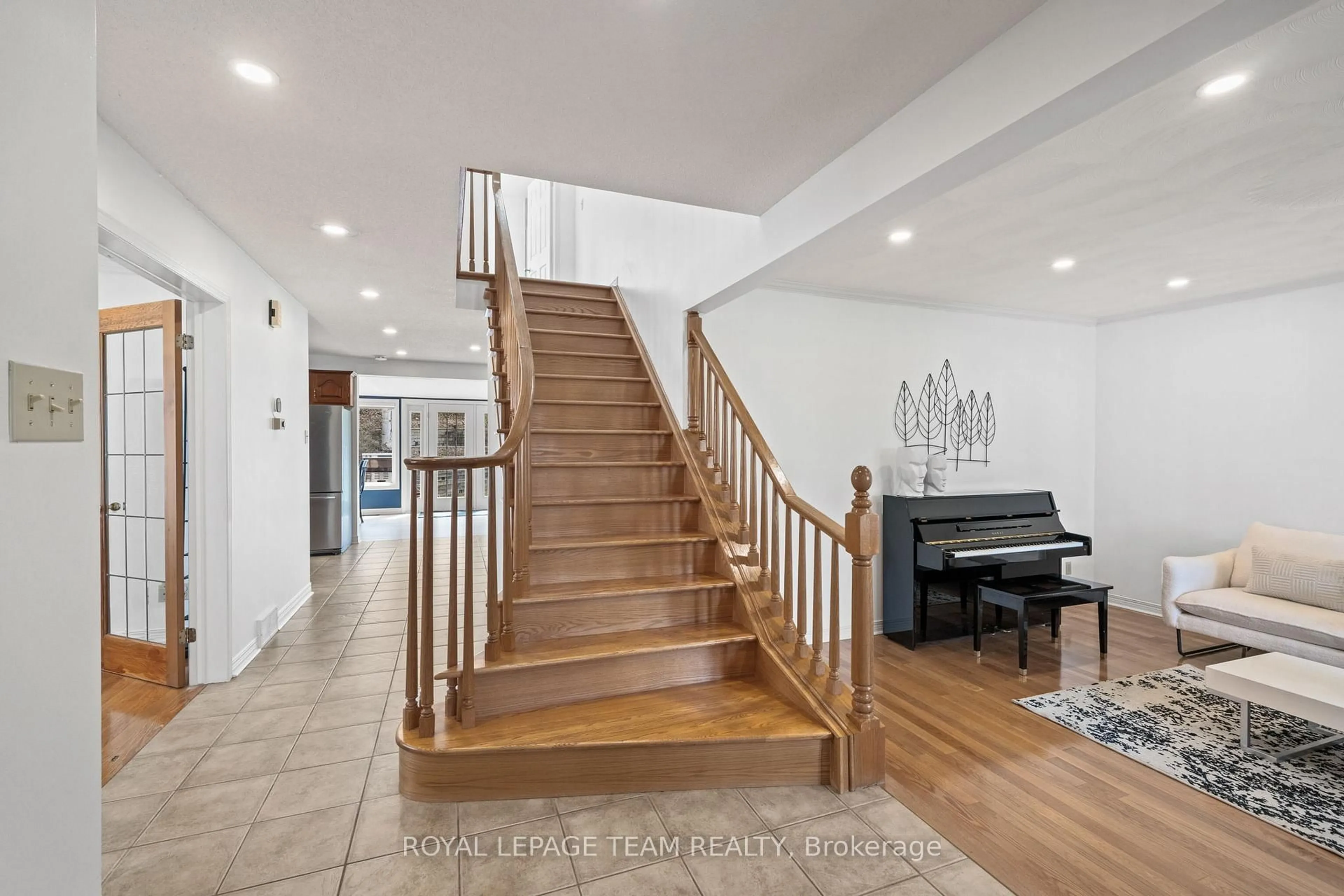Indoor foyer for 1360 GAULTOIS Ave, Ottawa Ontario K1C 3G6