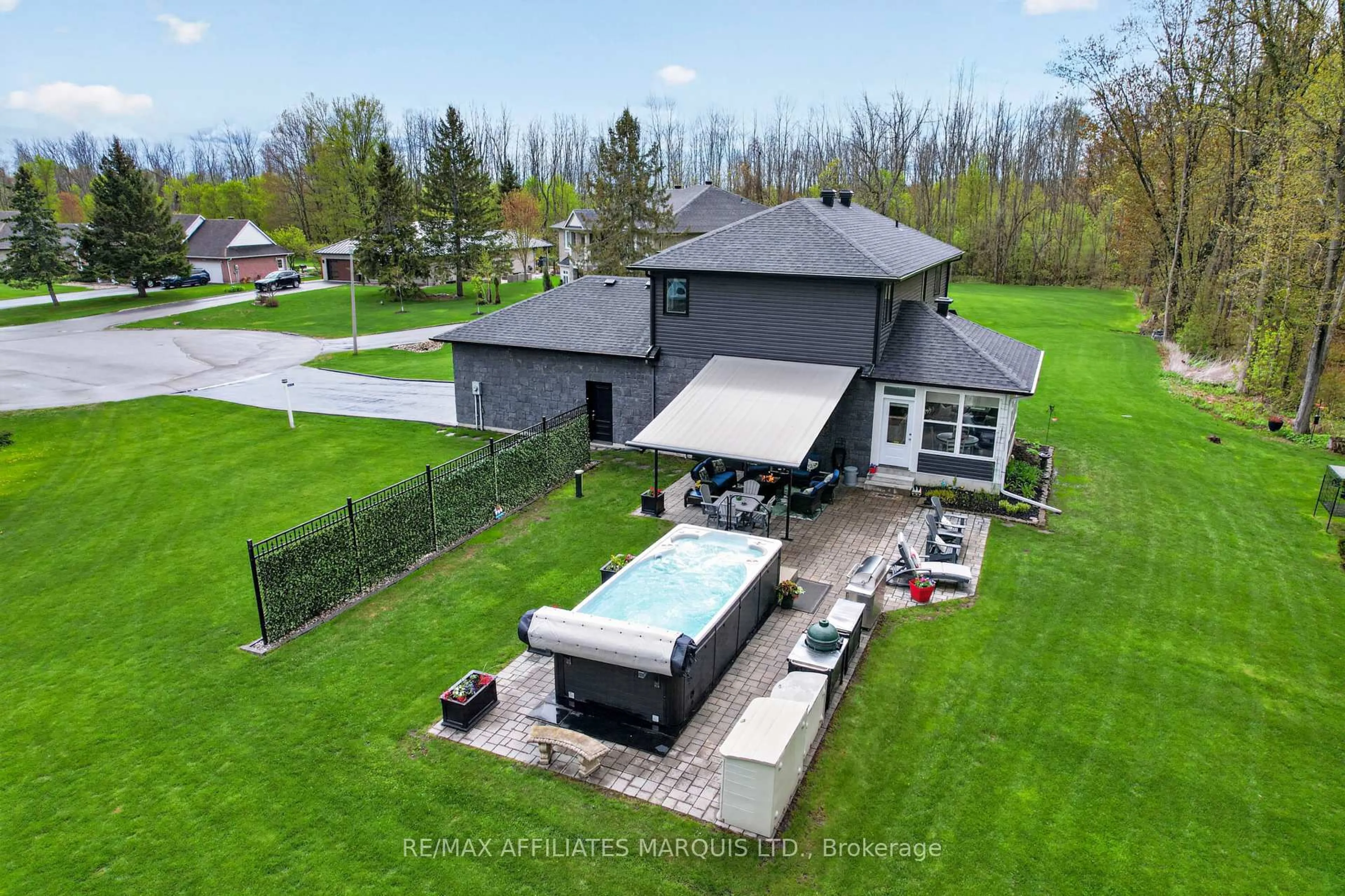 A pic from outside/outdoor area/front of a property/back of a property/a pic from drone, unknown for 6625 Sutherland Ave, South Glengarry Ontario K6H 7J3