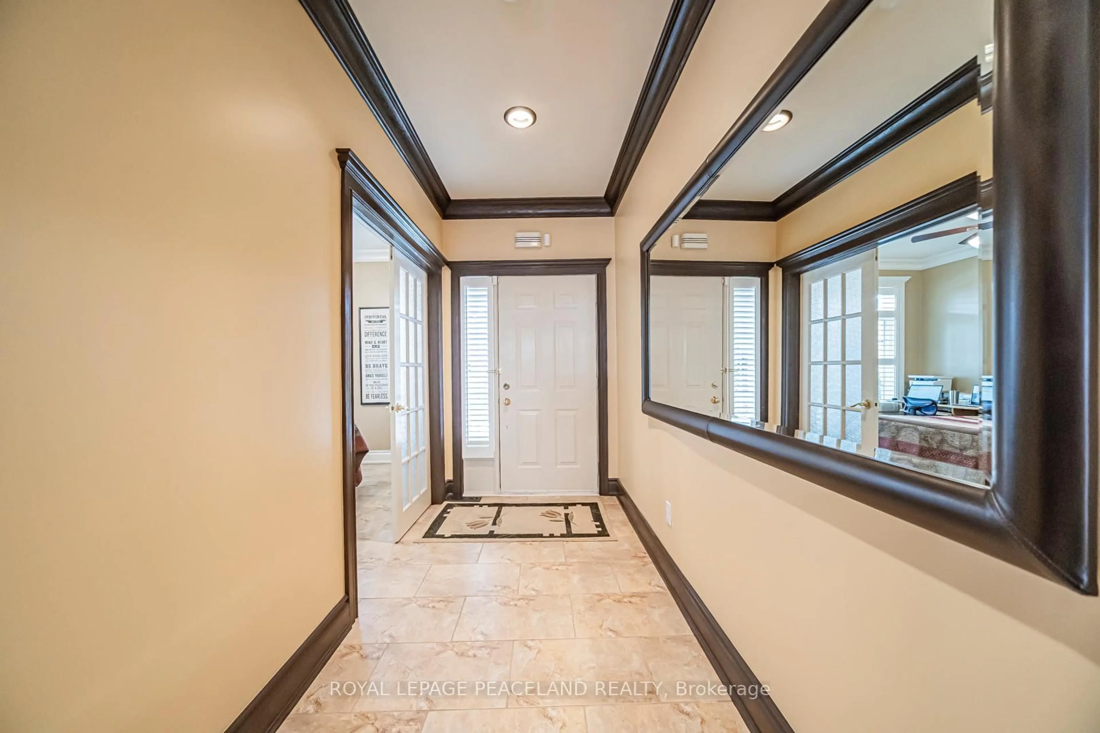 Indoor foyer for 5595 Drummond Rd #11, Niagara Falls Ontario L2G 4L2