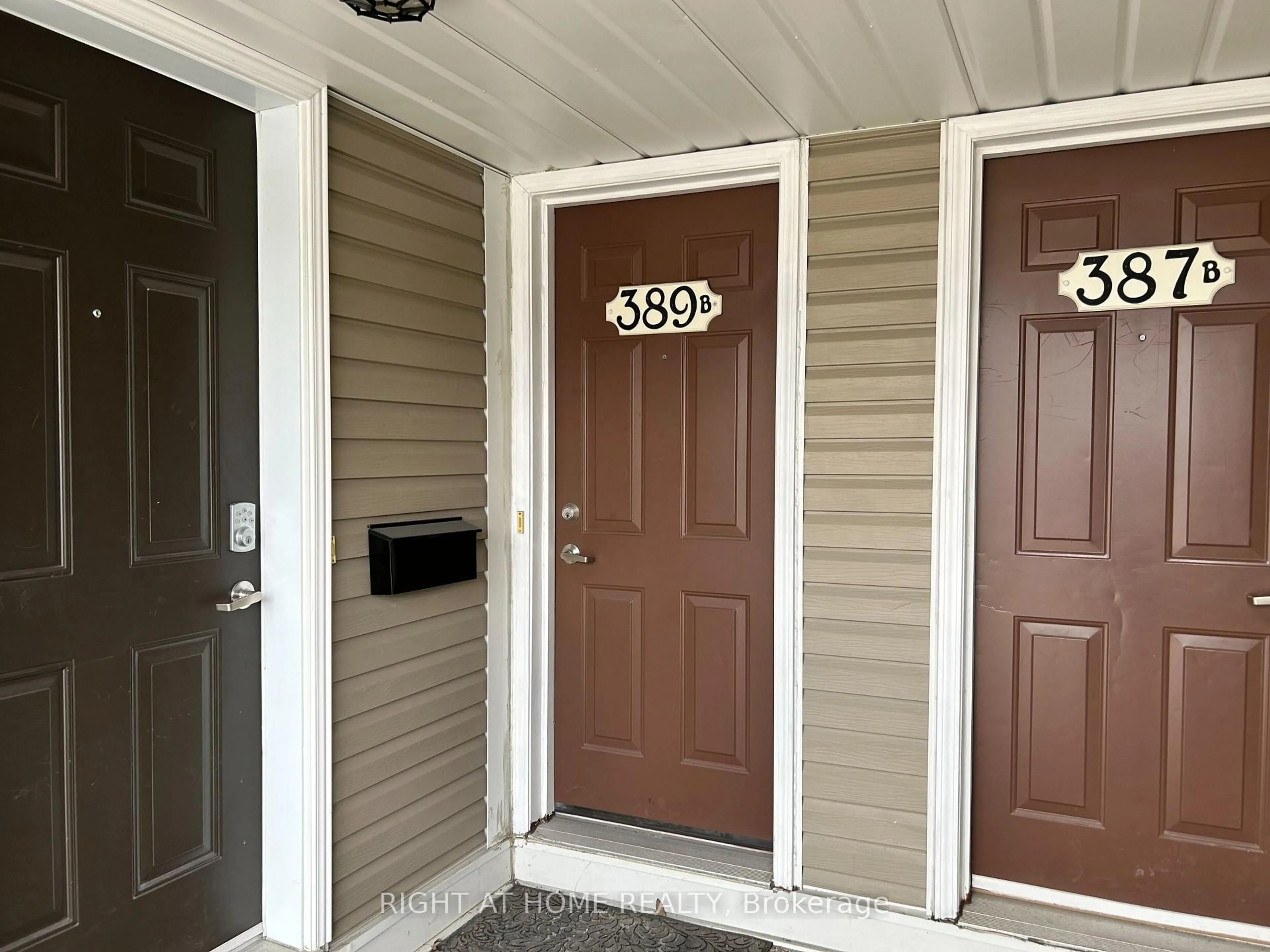 Indoor entryway for 389B Chapman Mills Dr, Ottawa Ontario K2J 0M7
